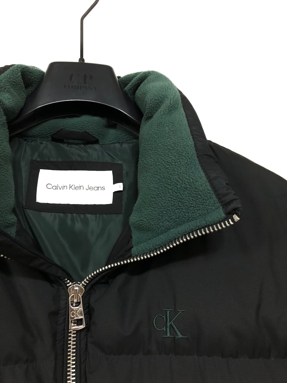 캘빈클라인 오버핏 덕다운 푸퍼 숏패딩 _ 남녀공용 _ 블랙/그린 상품이미지3