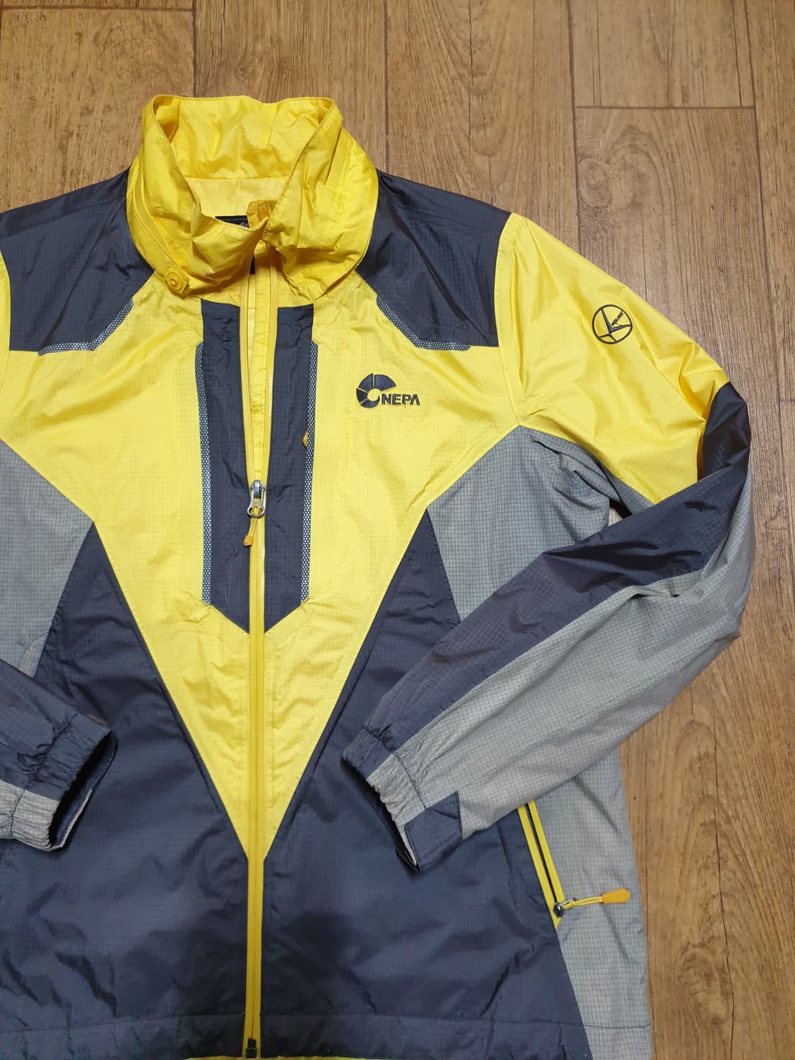 1126 네파 아웃도어 바람막이 95 사이즈입니다 상품이미지3