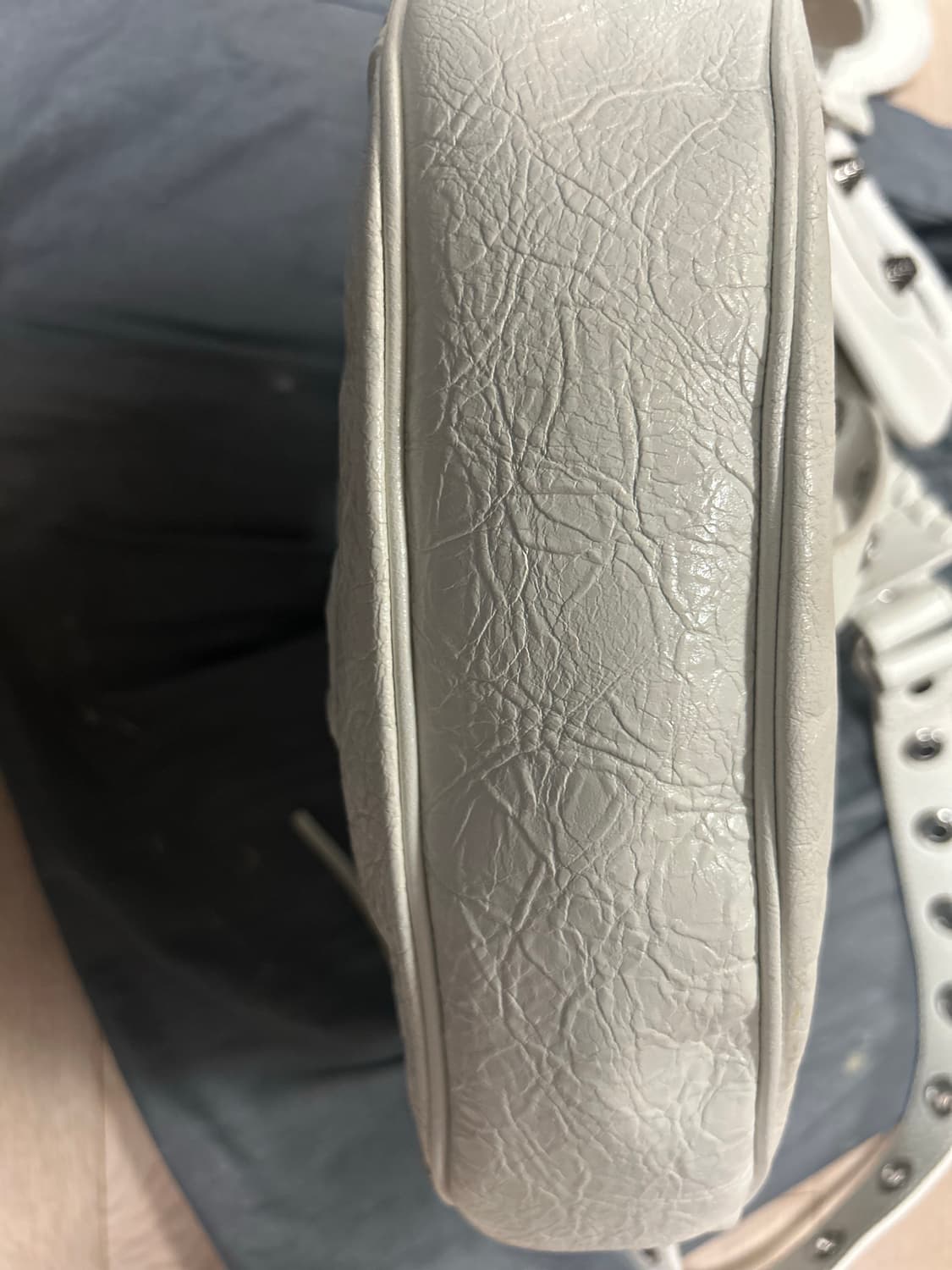 발렌시아가  아레나 램스킨 르카골 XS 숄더백 화이트 상품이미지3