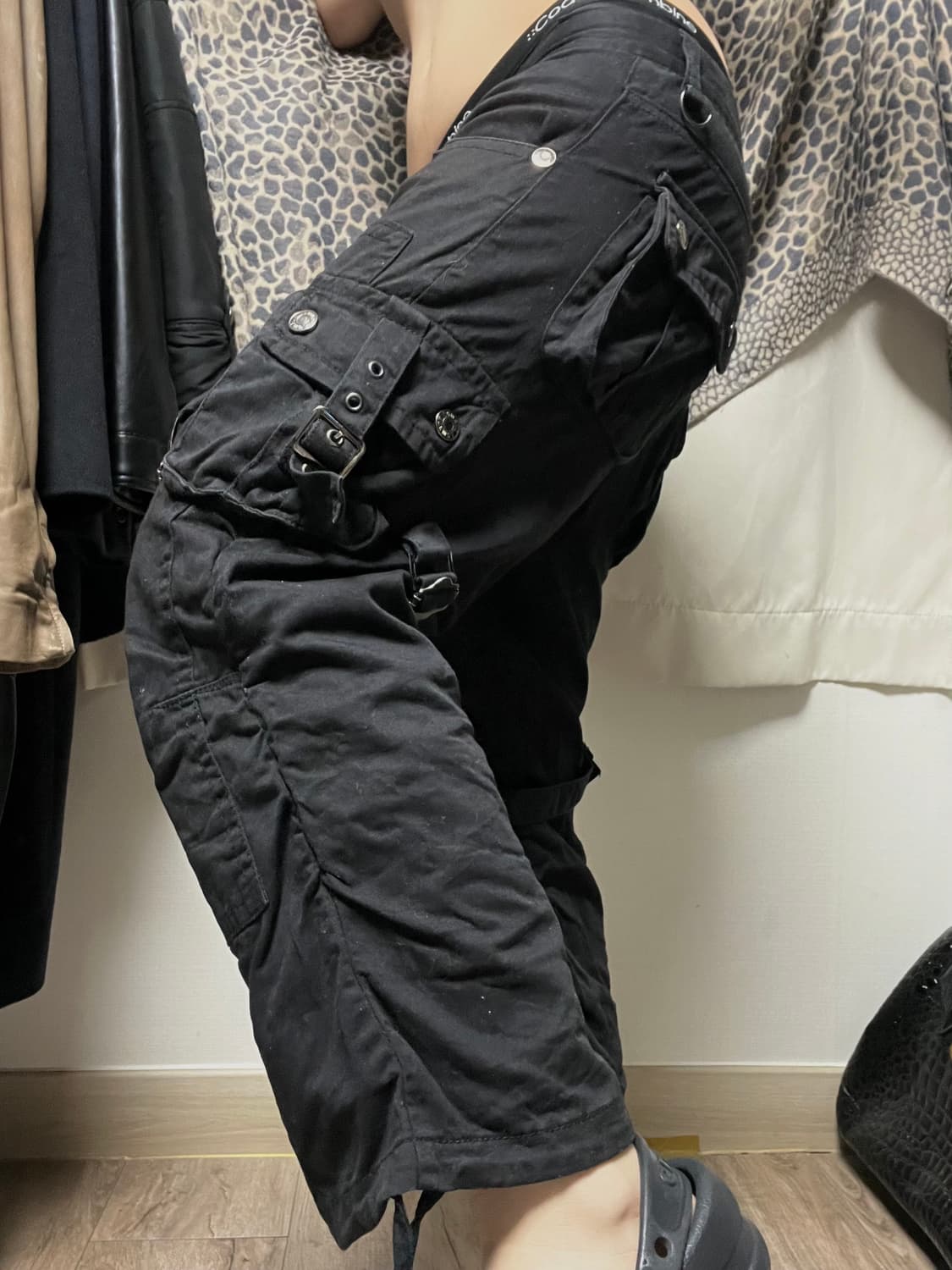 펑크 버클 디테일 블랙 카고팬츠 하프 상품이미지4