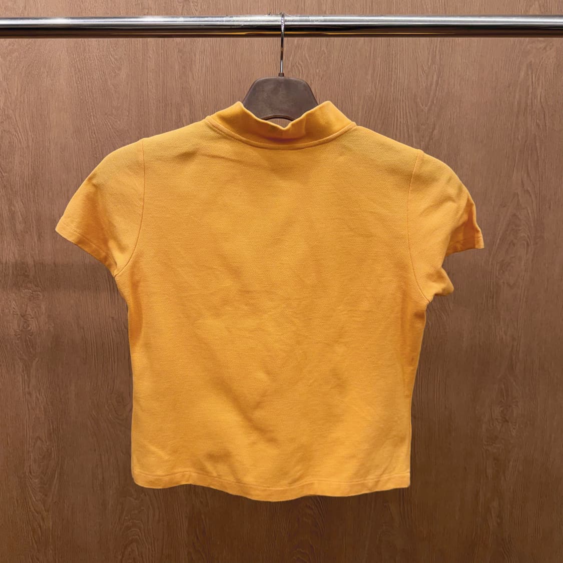 꾸레쥬 크롭 반팔 티셔츠 로고 자수 하프넥 절개 라인 디테일 오렌지 상품이미지3