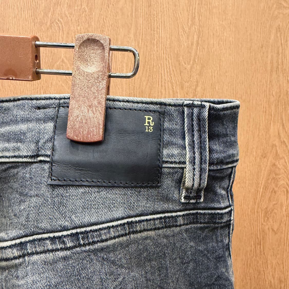 R13 알썰틴 스트레이트 워싱 데님 팬츠 백포켓 로고 디테일 흑청 상품이미지6
