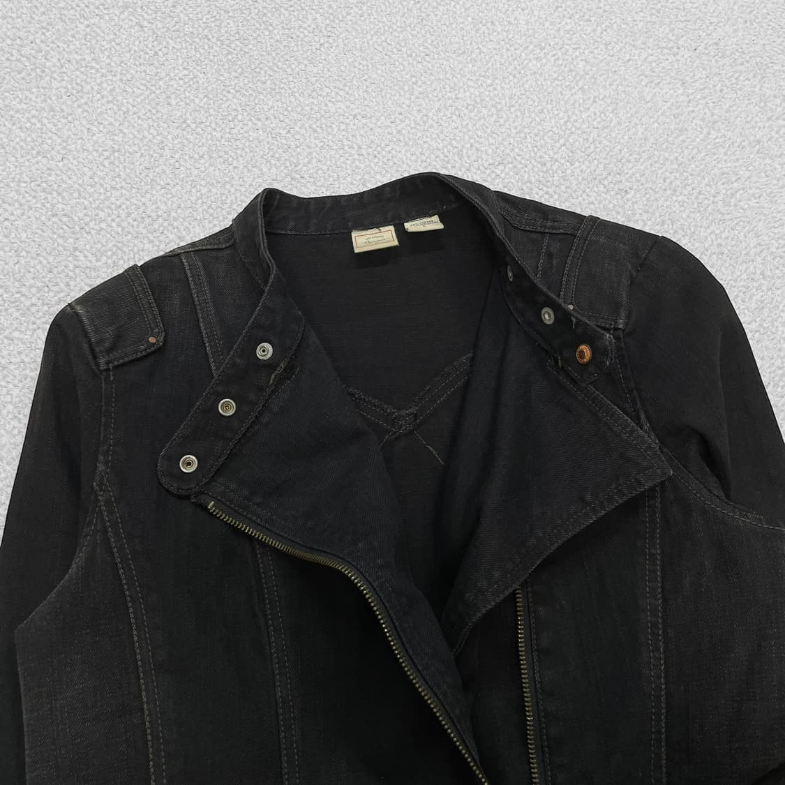 리바이스 우먼스 버튼 워시드 블랙 데님 자켓 상품이미지3