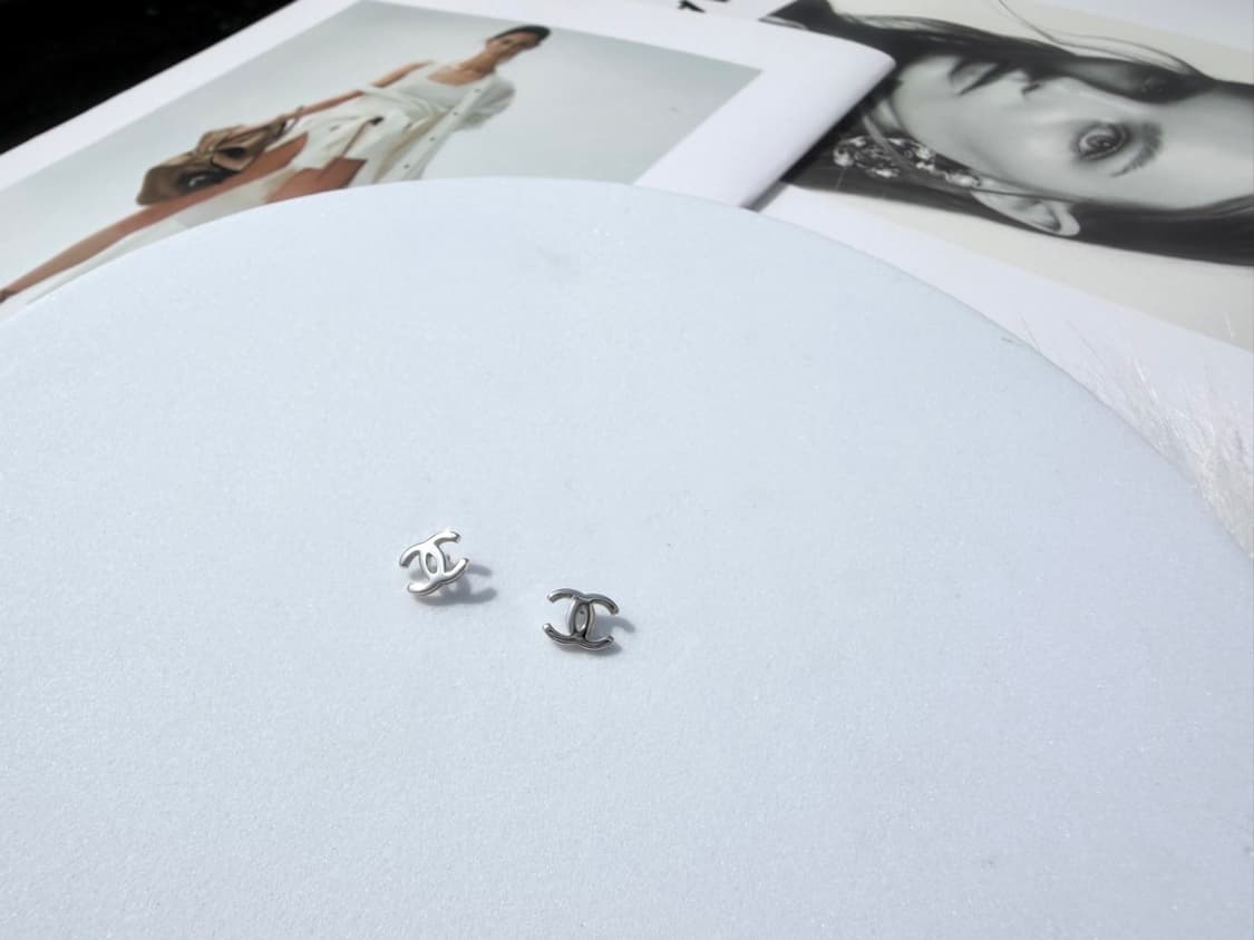 샤넬 미니 로고 이어링 실버 상품이미지5