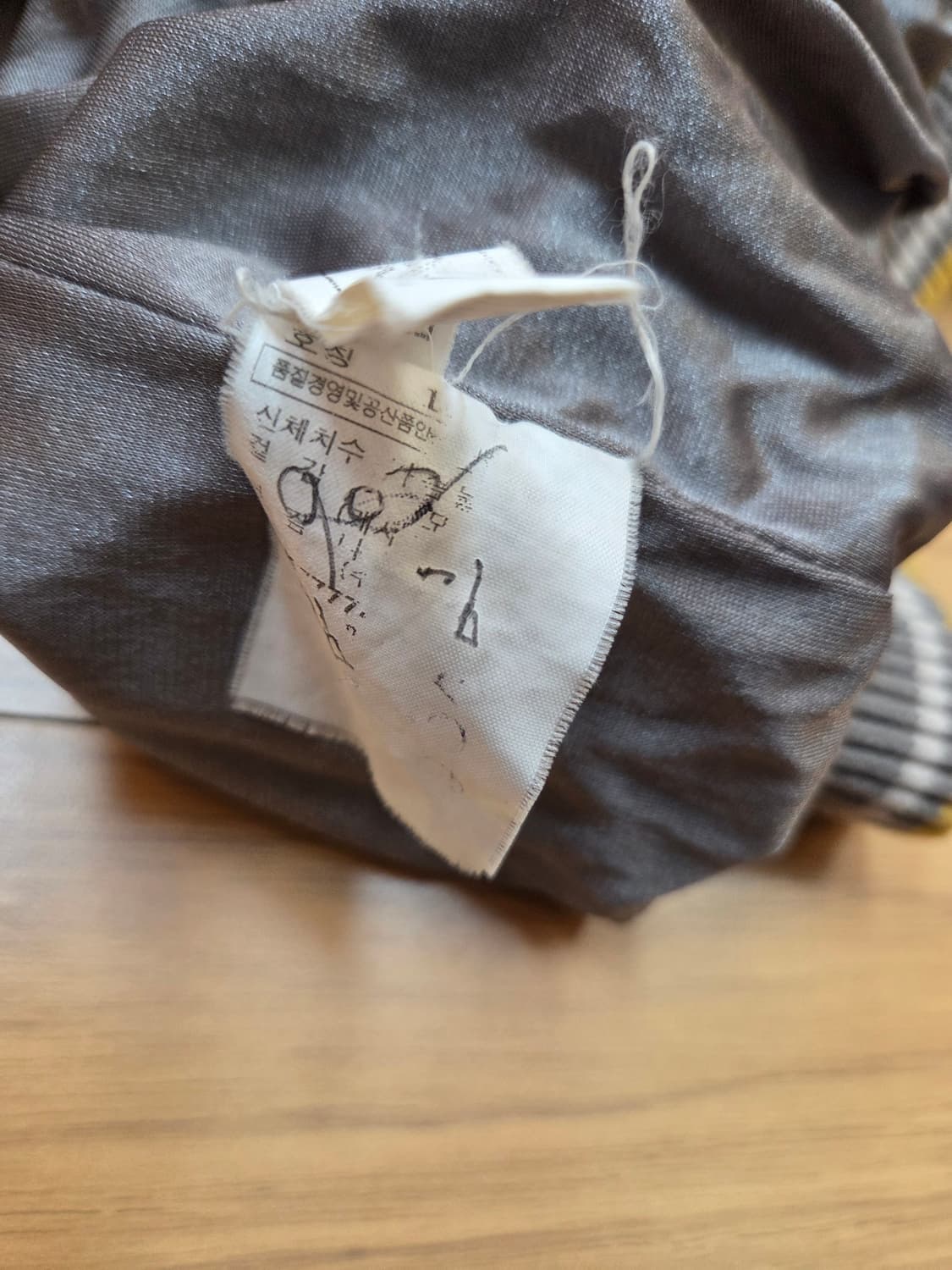 닥스 여성 니트 100사이즈입니다. 
회색 바탕에 흰색, 노란색 아가일  상품이미지4