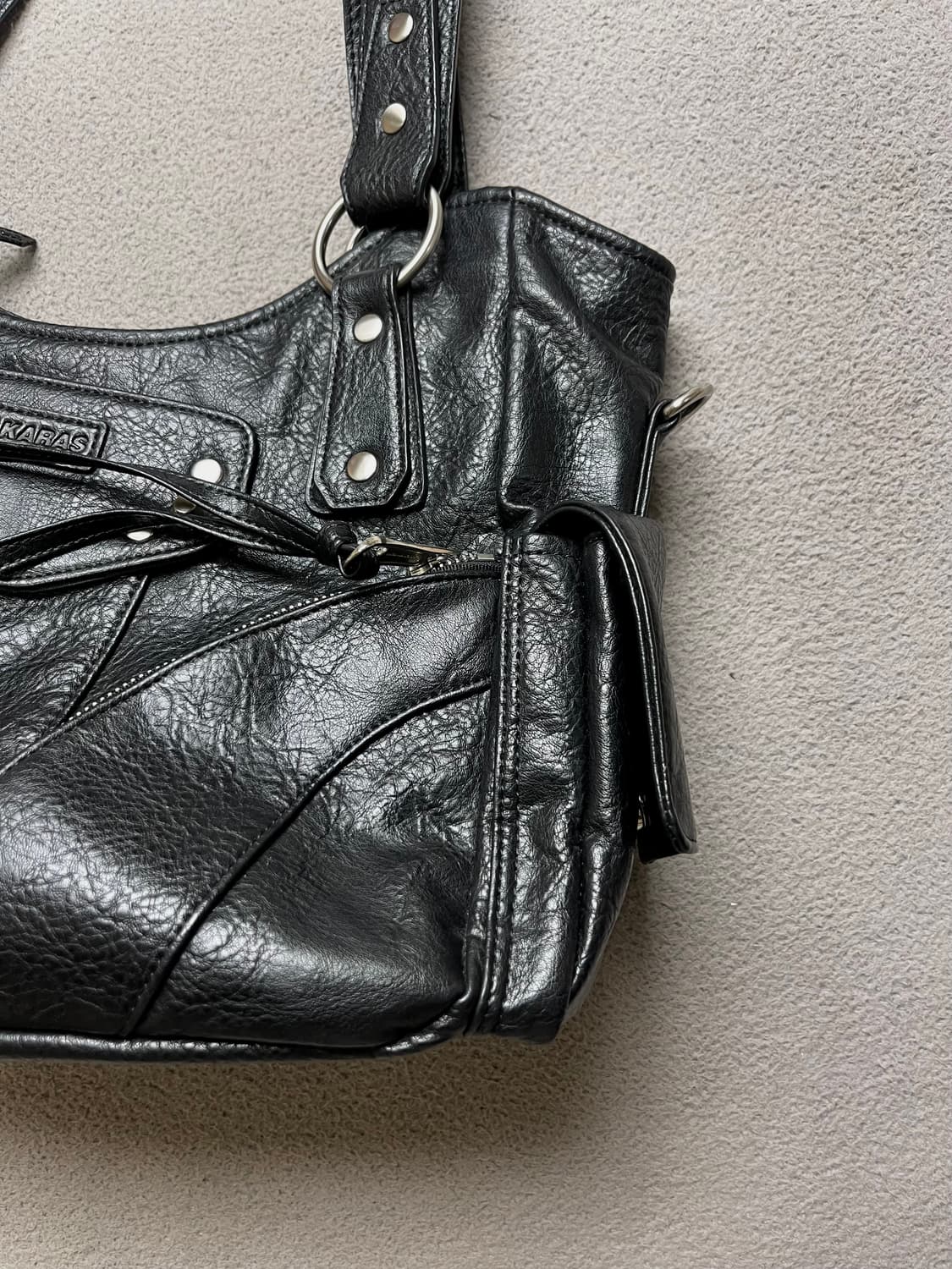 이우가마카라스 스터드 숄더백 블랙 상품이미지5