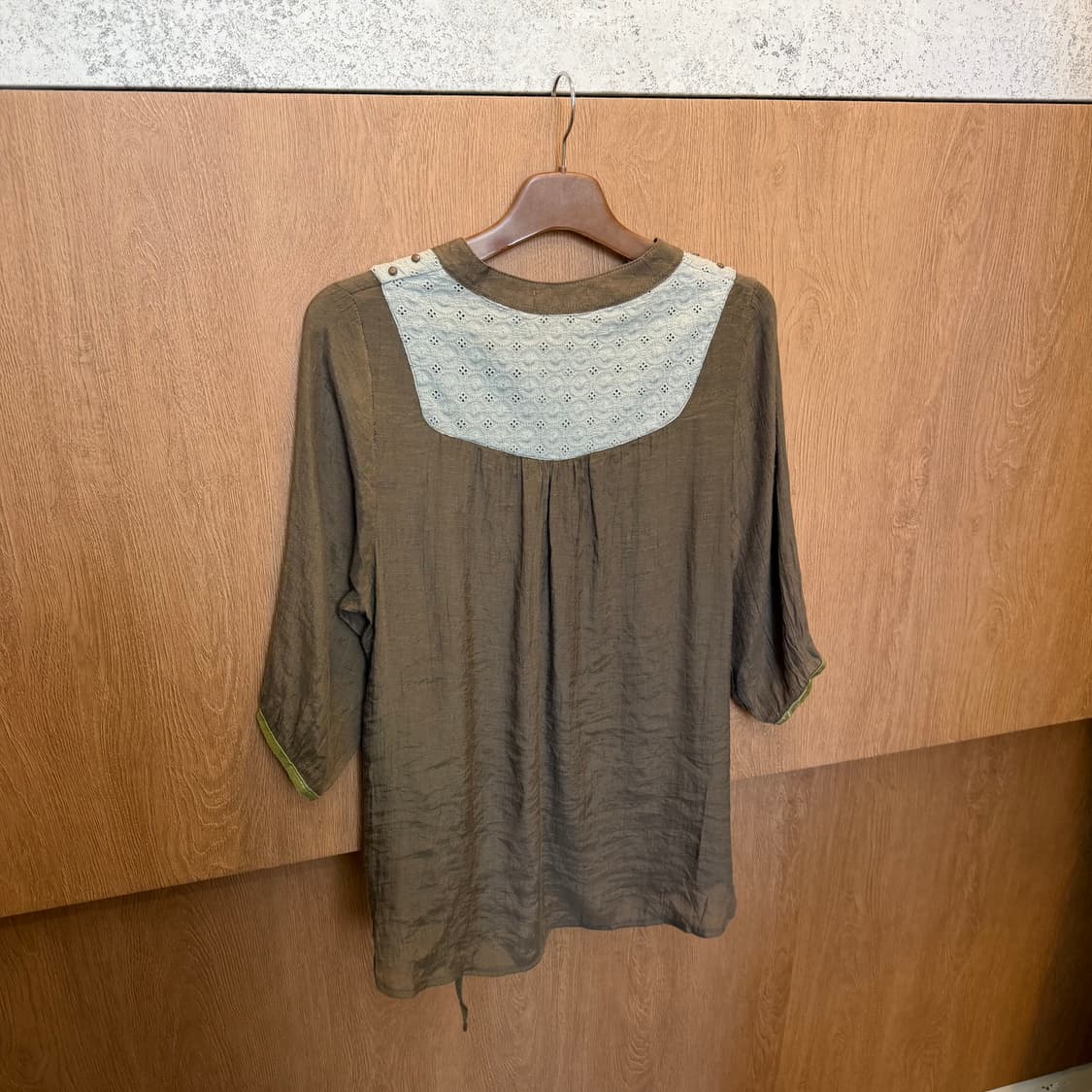 빈티지 브이넥 롱 블라우스 스터드 장식 타이 스트랩 디테일 루즈핏 브라운 상품이미지2