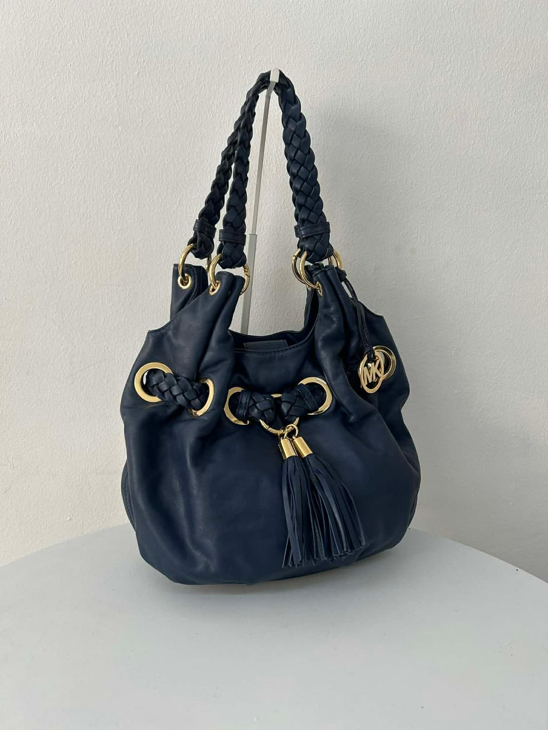 마이클코어스 브레이디드 가죽 테슬 숄더 호보백 상품이미지1