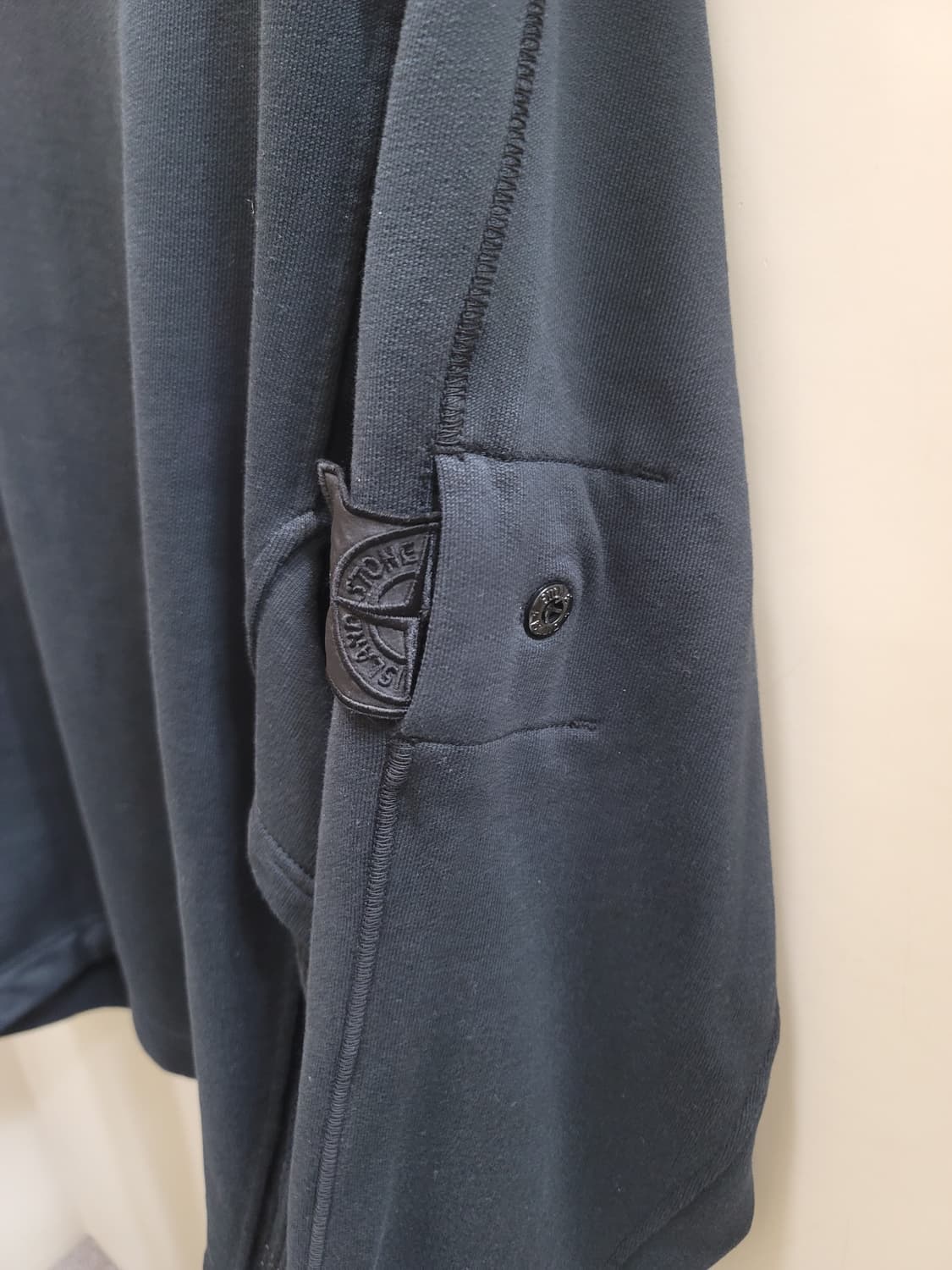 스톤아일랜드 쉐도우프로젝트 블랙 맨투맨 상품이미지2