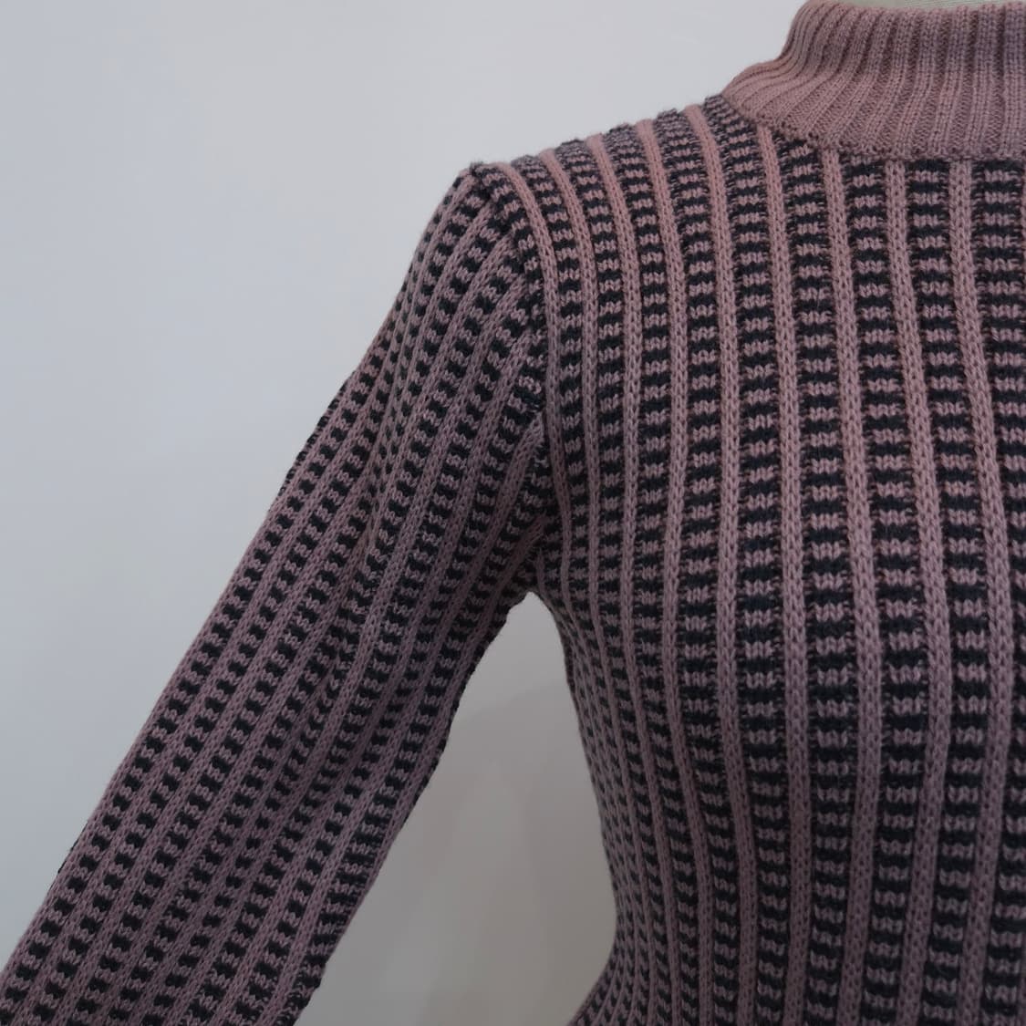 로즈핑크 레트로 슬림핏 반목 니트 상품이미지6