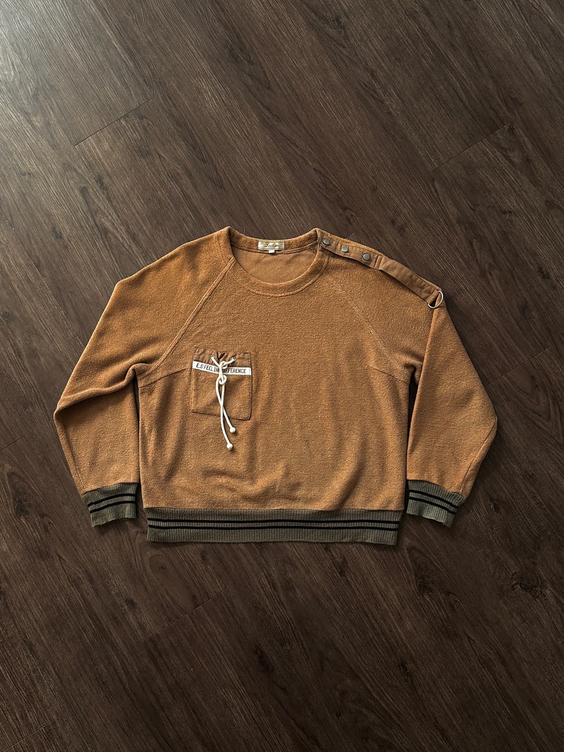 Leiliam 오프닝 숄더 디테일 스웻 셔츠 상품이미지7