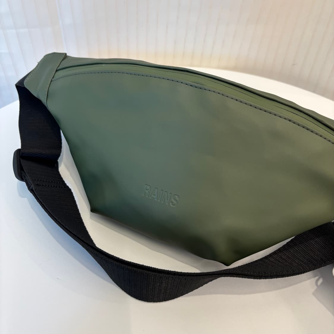 정품 Rains 레인스 힙색 크로스백     상품이미지4