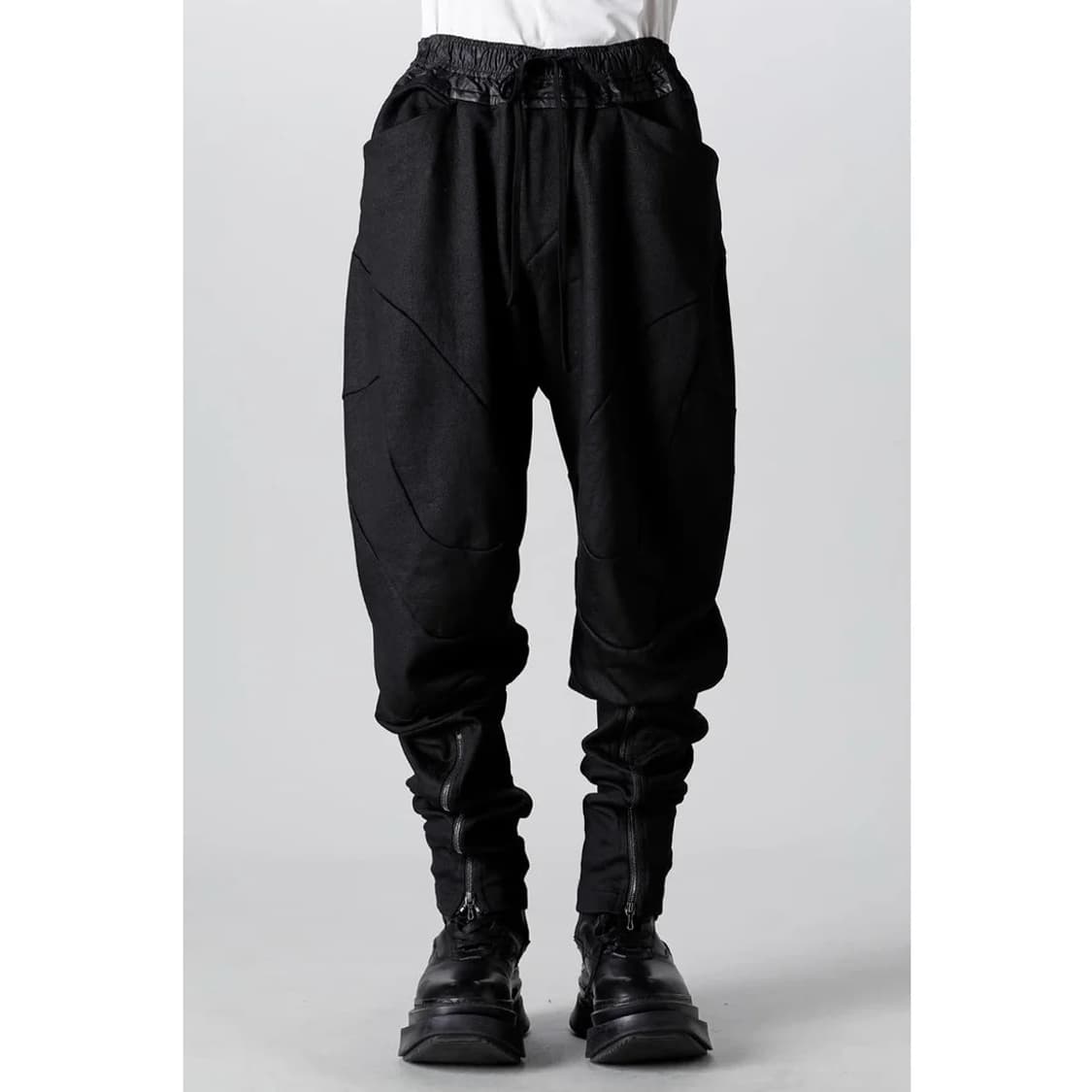 [2] JULIUS COATED FRONT ZIP SEAMED PANTS 상품이미지1