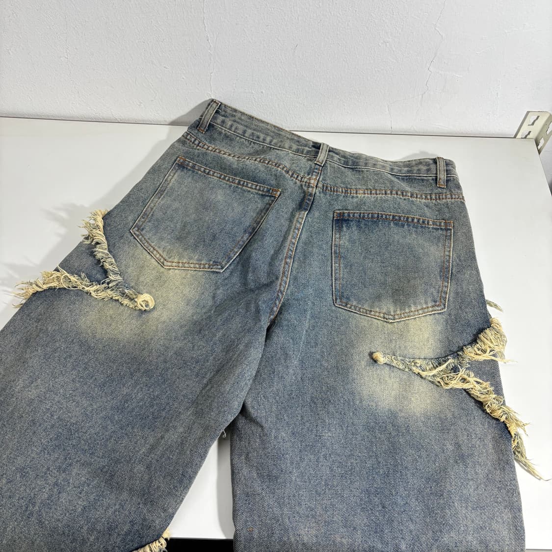 XL 트릴리온 와이드핏 연청 스타 아플리케 데님팬츠 상품이미지3