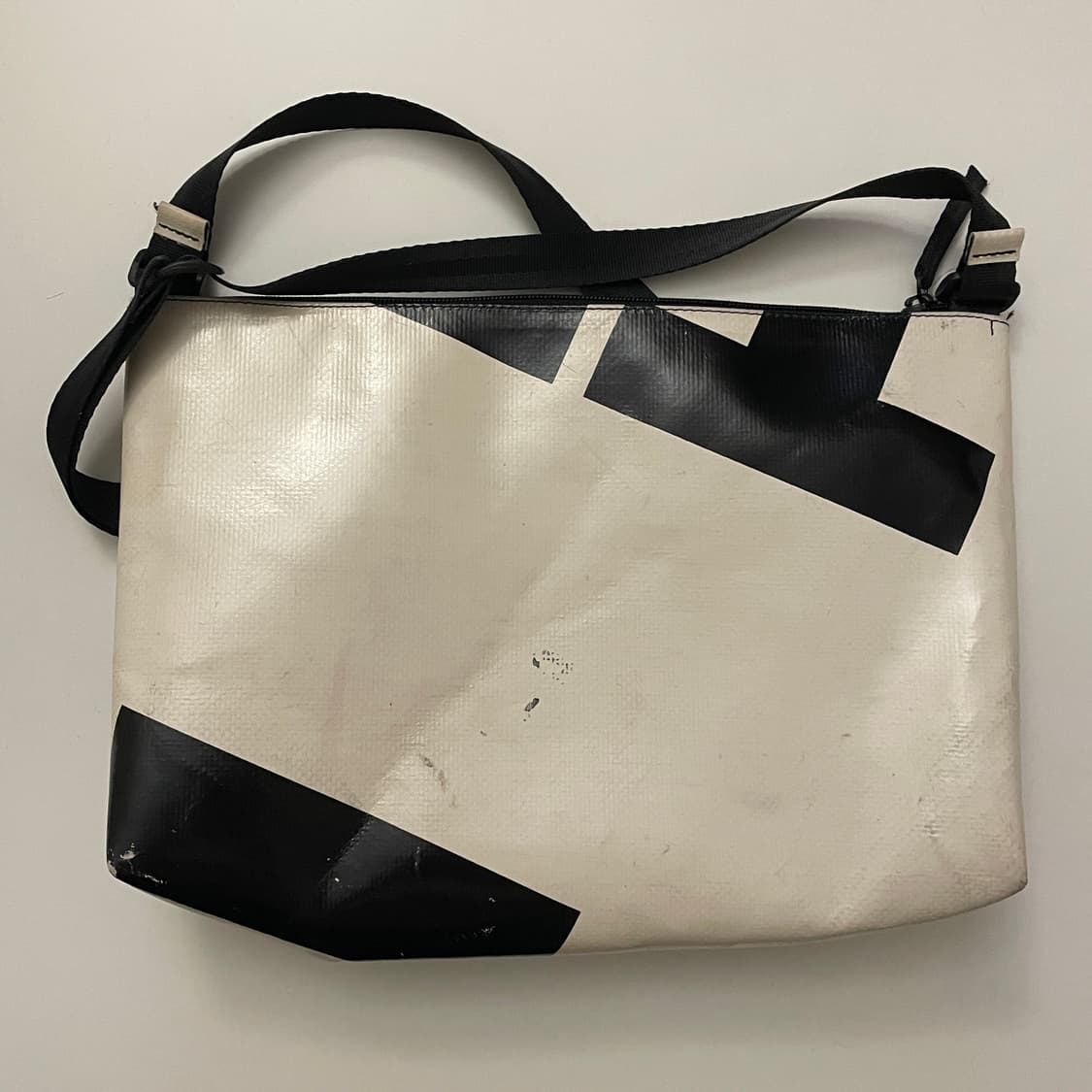 프라이탁 루 LOU 화이트블랙 상품이미지2