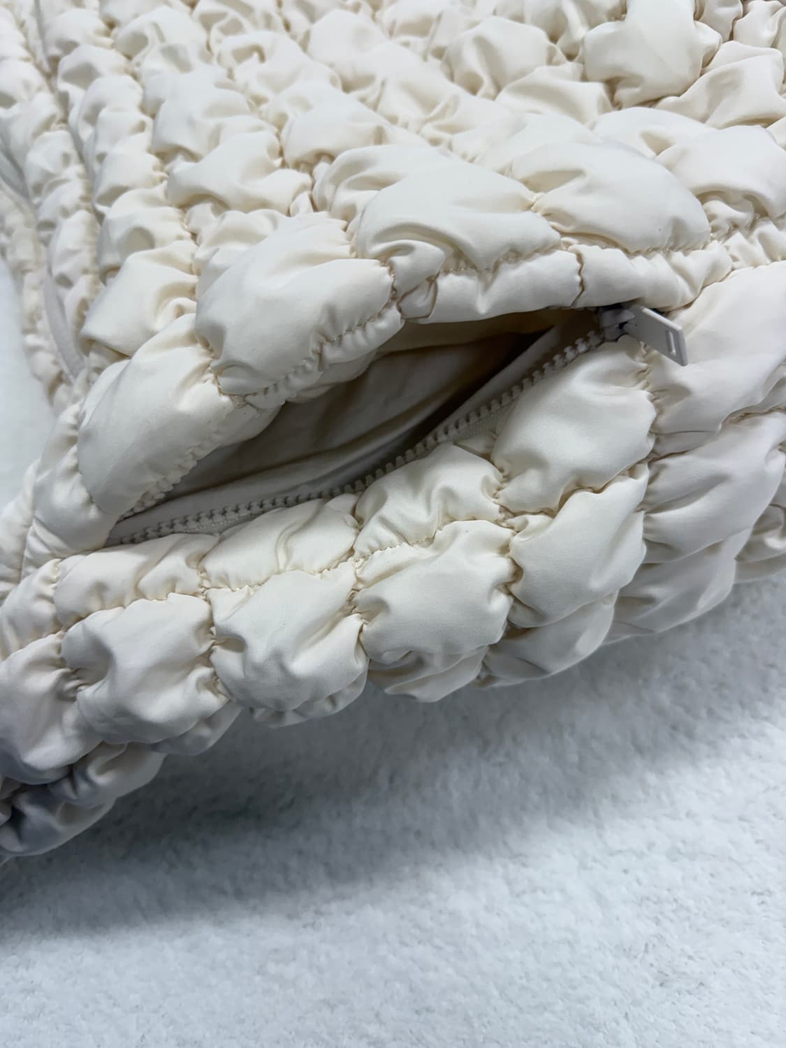 COS 퀼티드 구름백 오버사이즈 상품이미지10