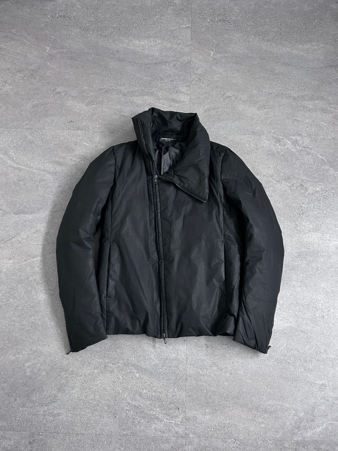 카즈유키 쿠마가이 사선 하이넥 다운 자켓 상품이미지1