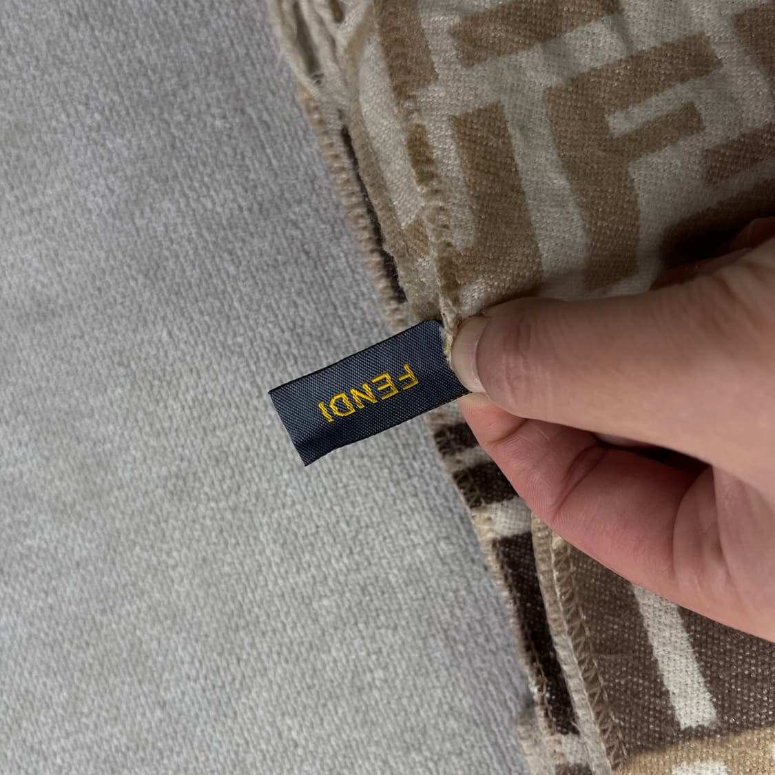 펜디 캐시미어 실크 모노그램 머플러  상품이미지4