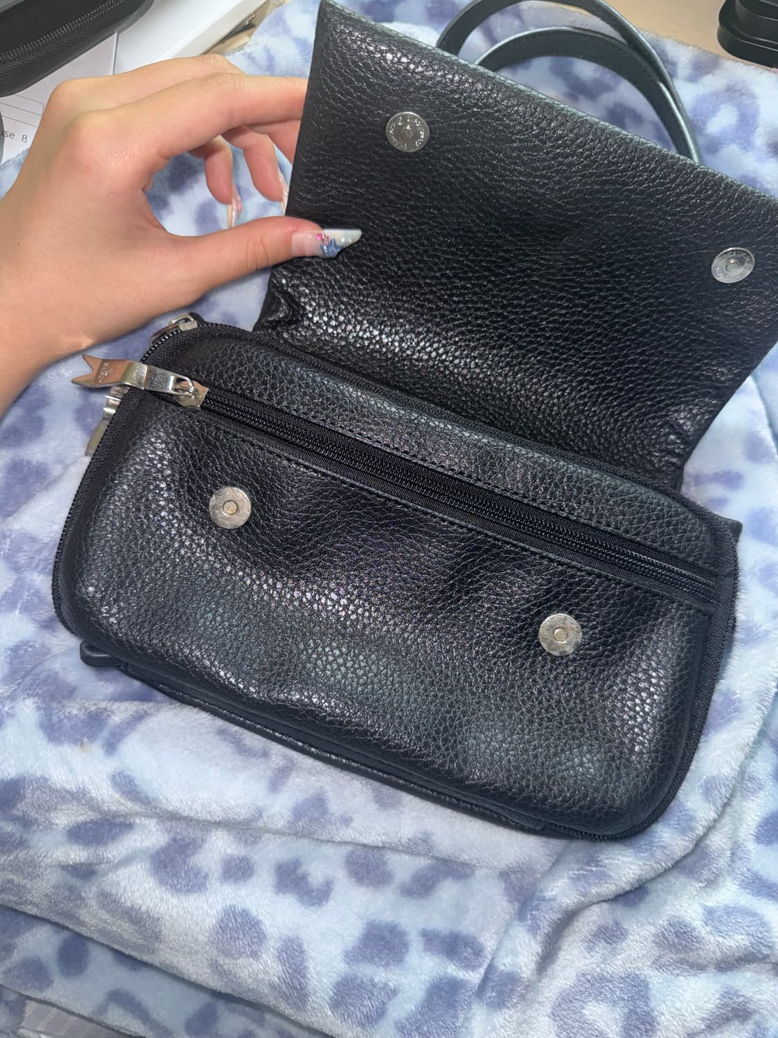 비비안웨스트우드 빈티지 은장 로고 크로스백 가방 블랙 상품이미지2