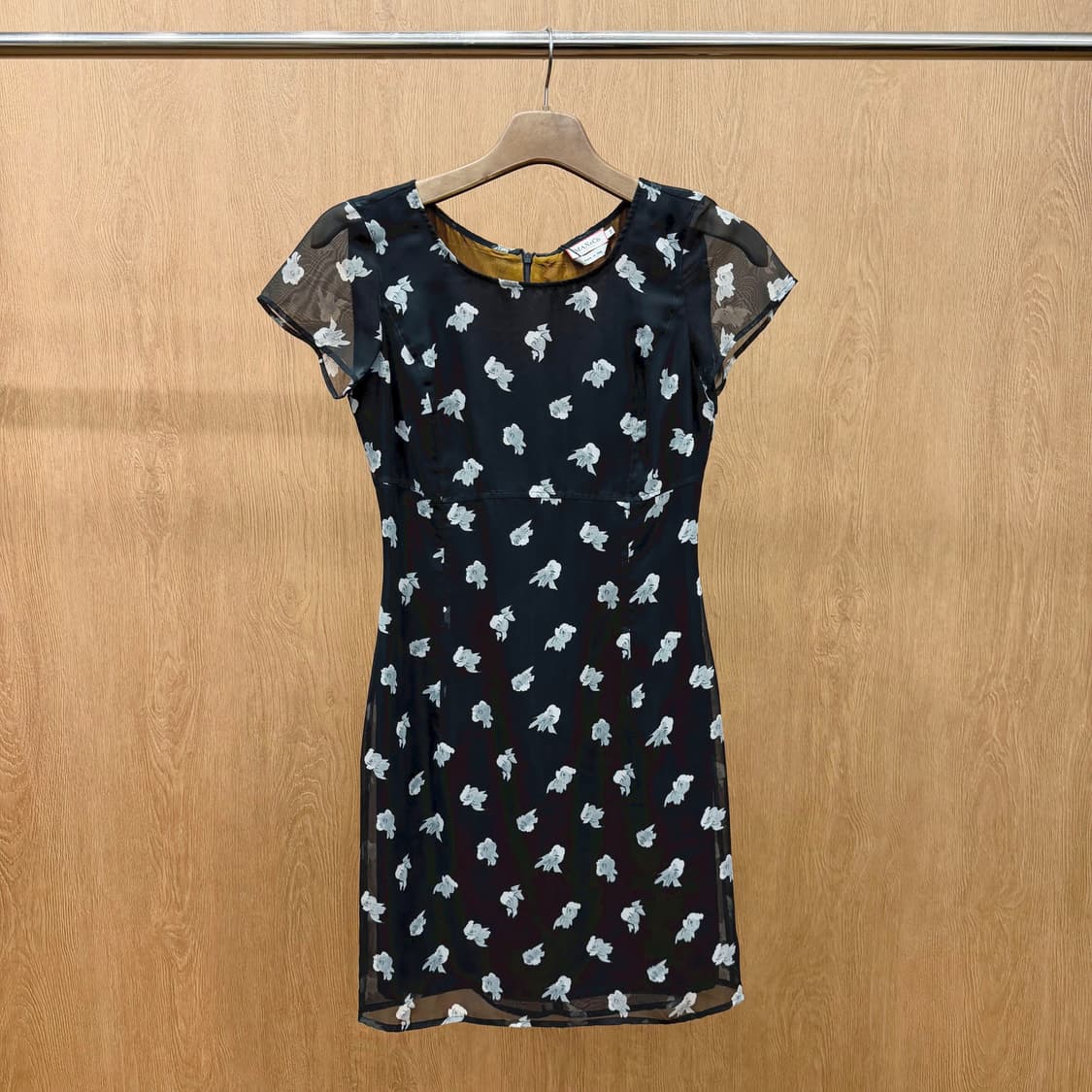 막스앤코 슬림핏 시폰 미디 원피스 화이트 플라워 프린트 패턴 디테일 블랙 상품이미지2