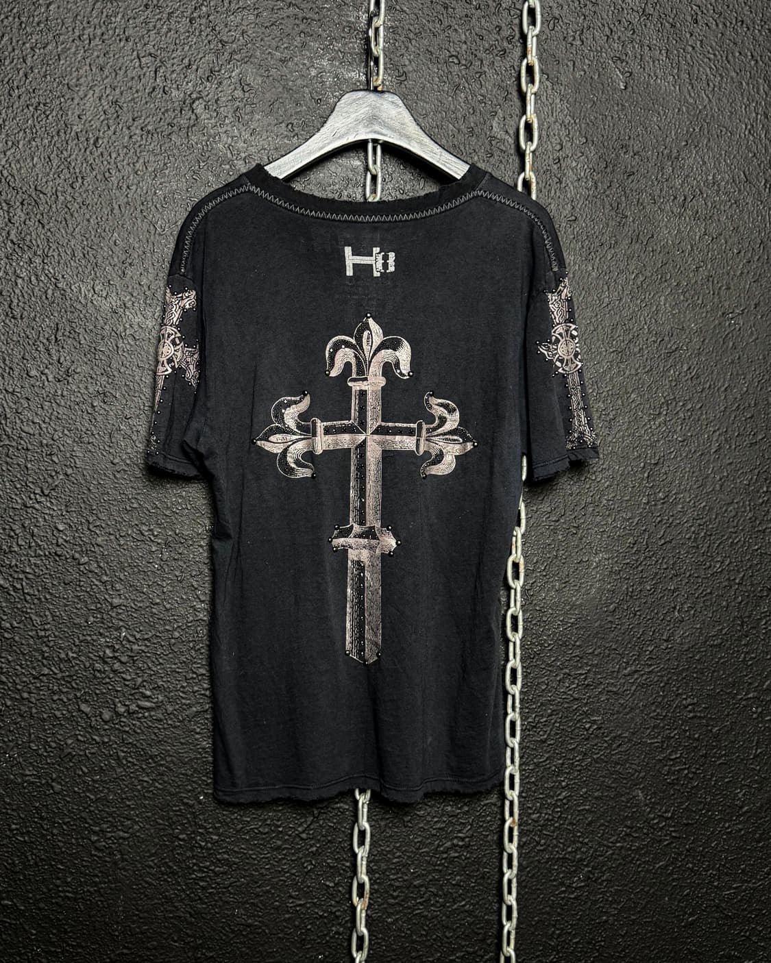 HARD-8 – Cross Graphic V-Neck T-Shirt 상품이미지9