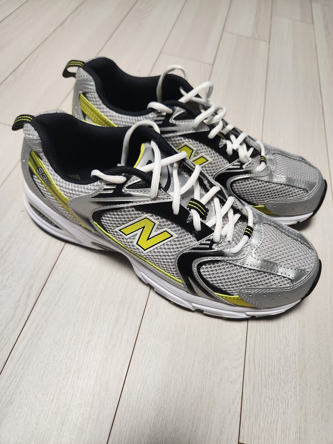 뉴발란스 530 실버 옐로우 운동화 사이즈275

거의 새거오염 하자없이 상품이미지3