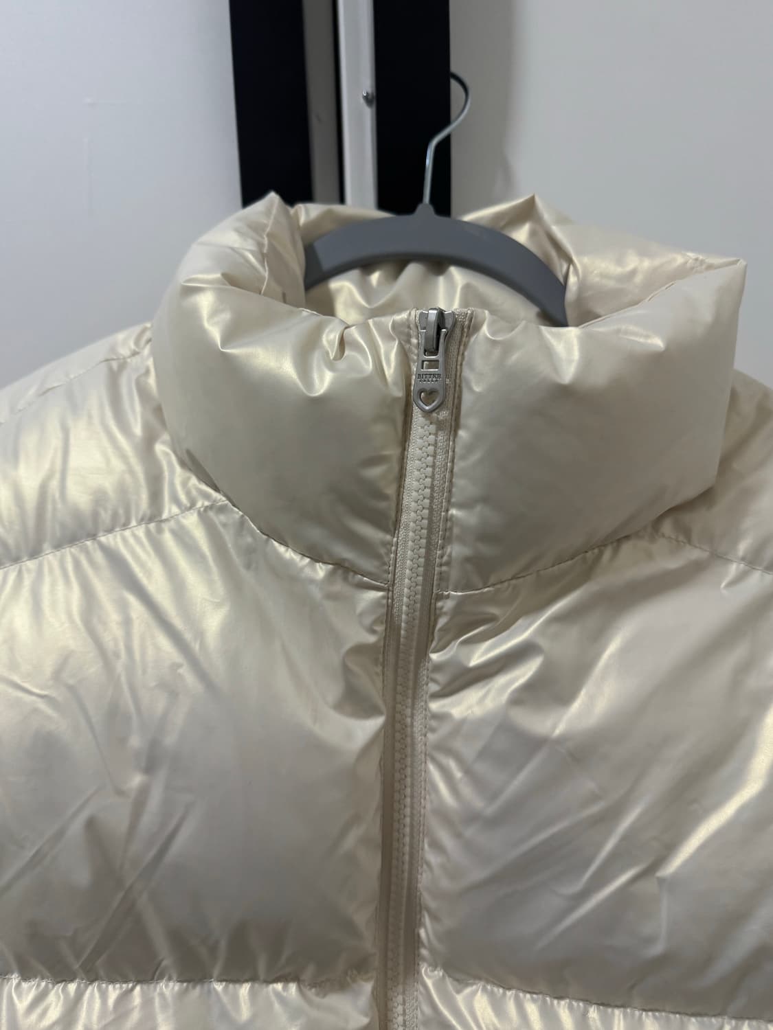 비터셀즈 크롭 푸퍼 글로시 패딩 아이보리 펄 상품이미지4