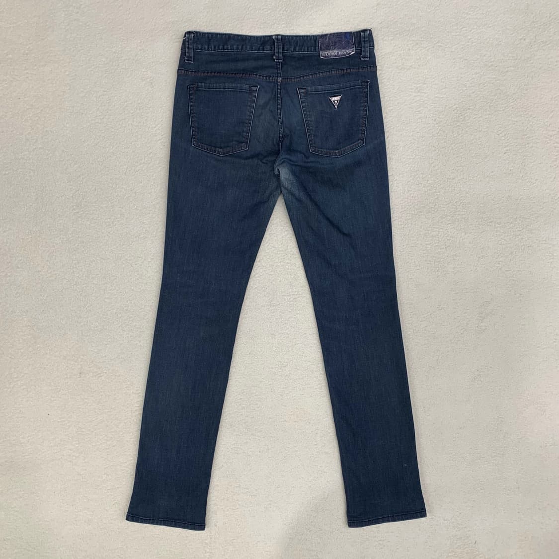 [35] 게스 메탈플레이트 테이퍼드핏 데님팬츠 상품이미지1