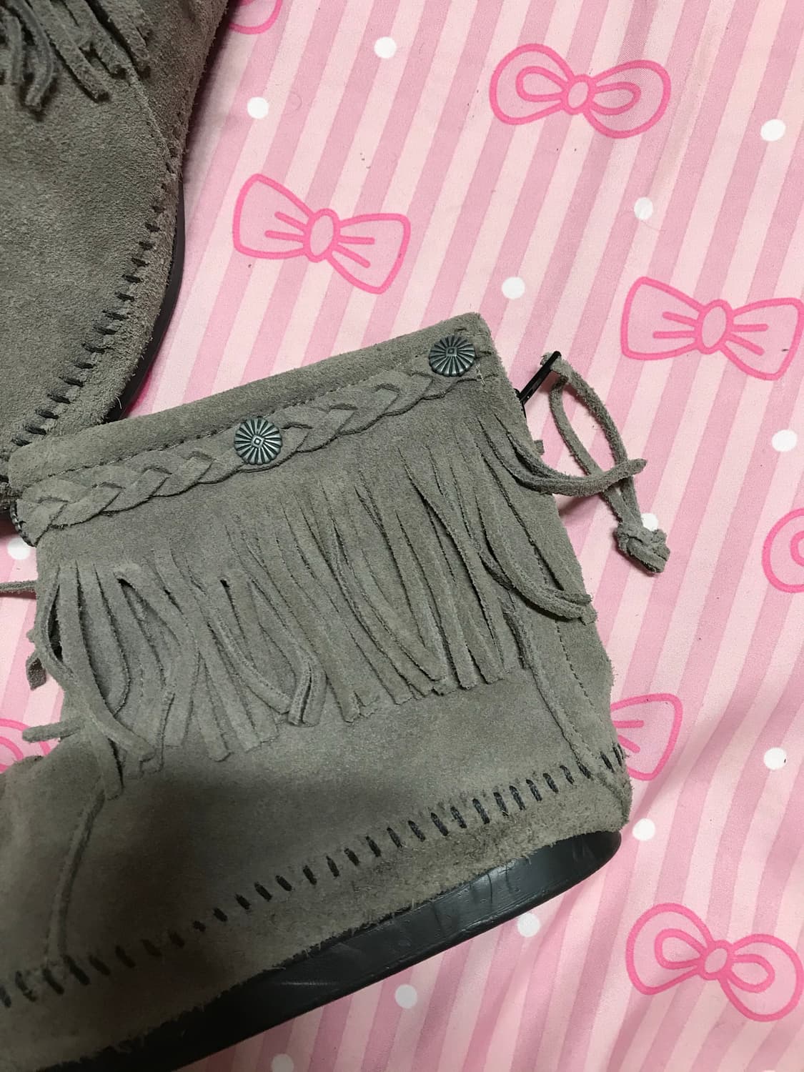 미네통카 회색 스웨이드 부츠 상품이미지2