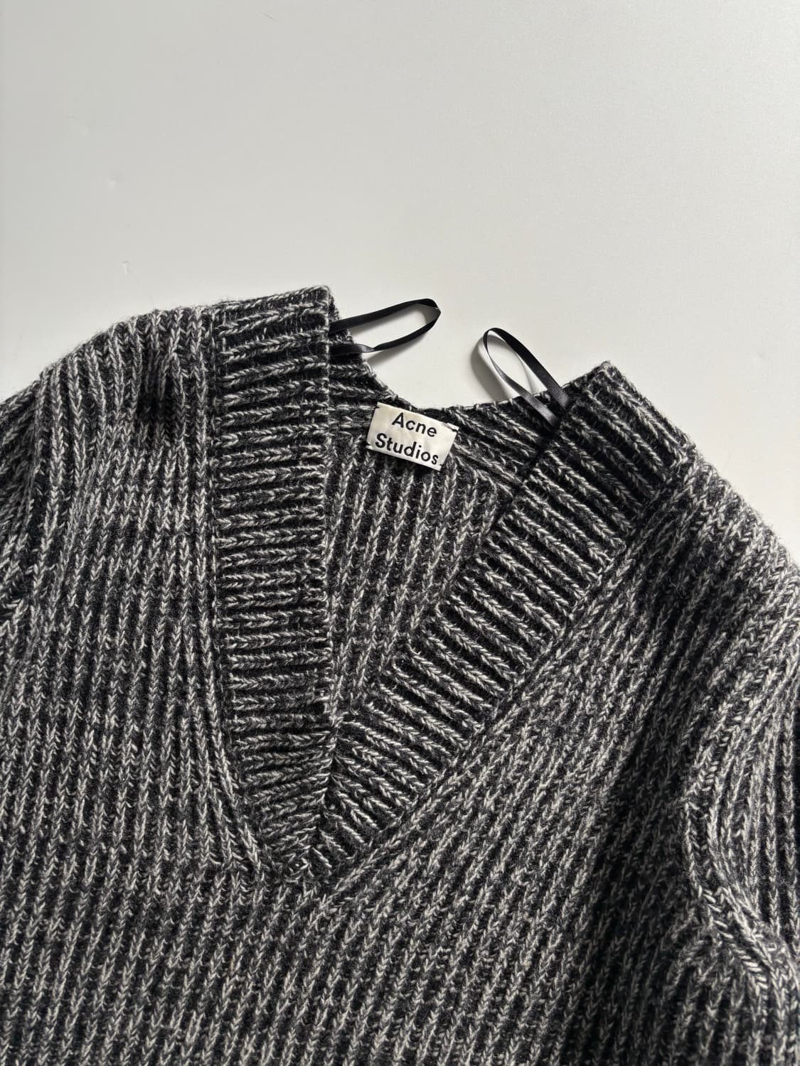 Acne Studio 아크네스튜디오 그레이 브이넥 울 니트  상품이미지5