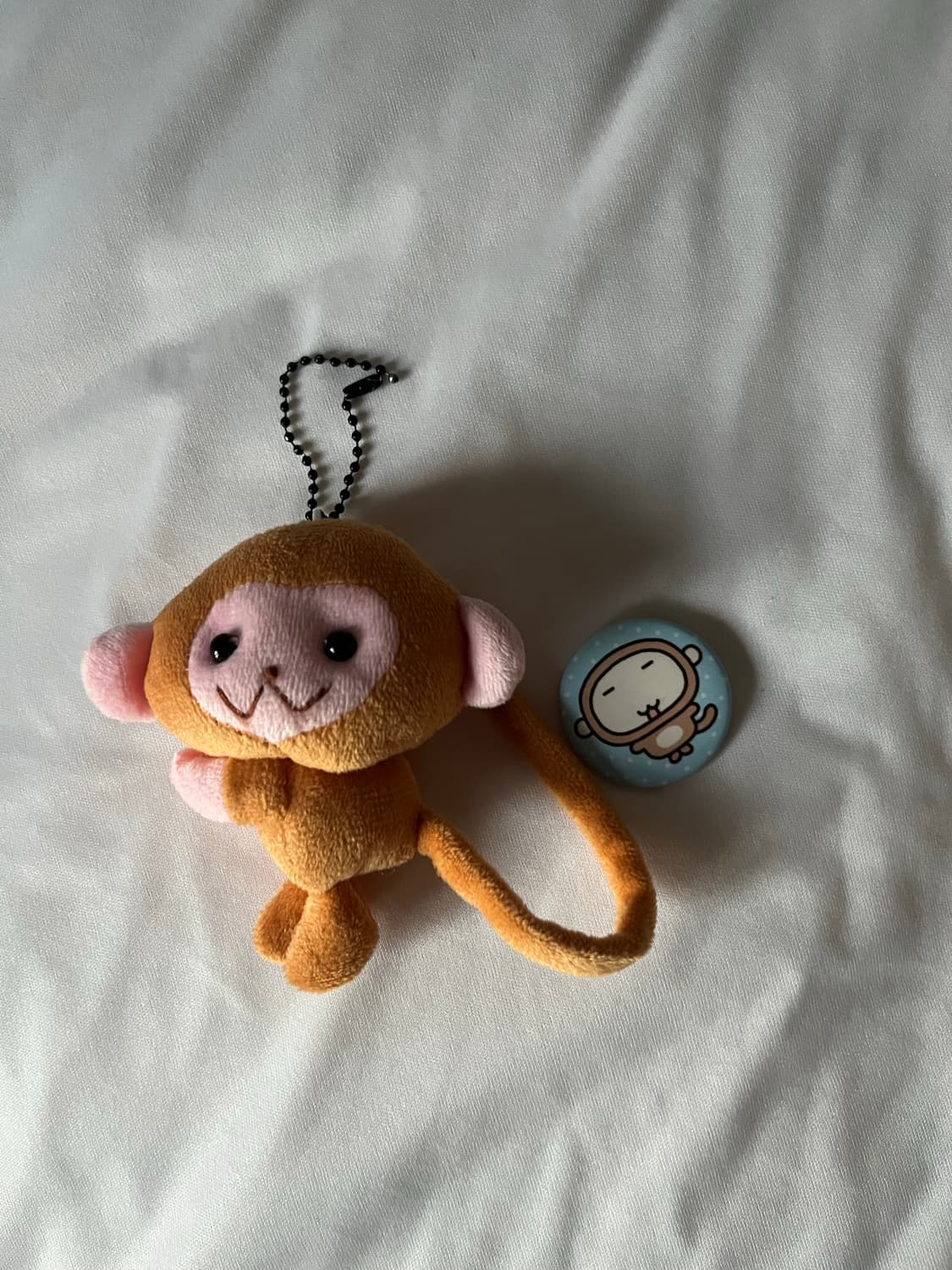 원숭이 키링 + 핀 벳지 세트 🐒 상품이미지1