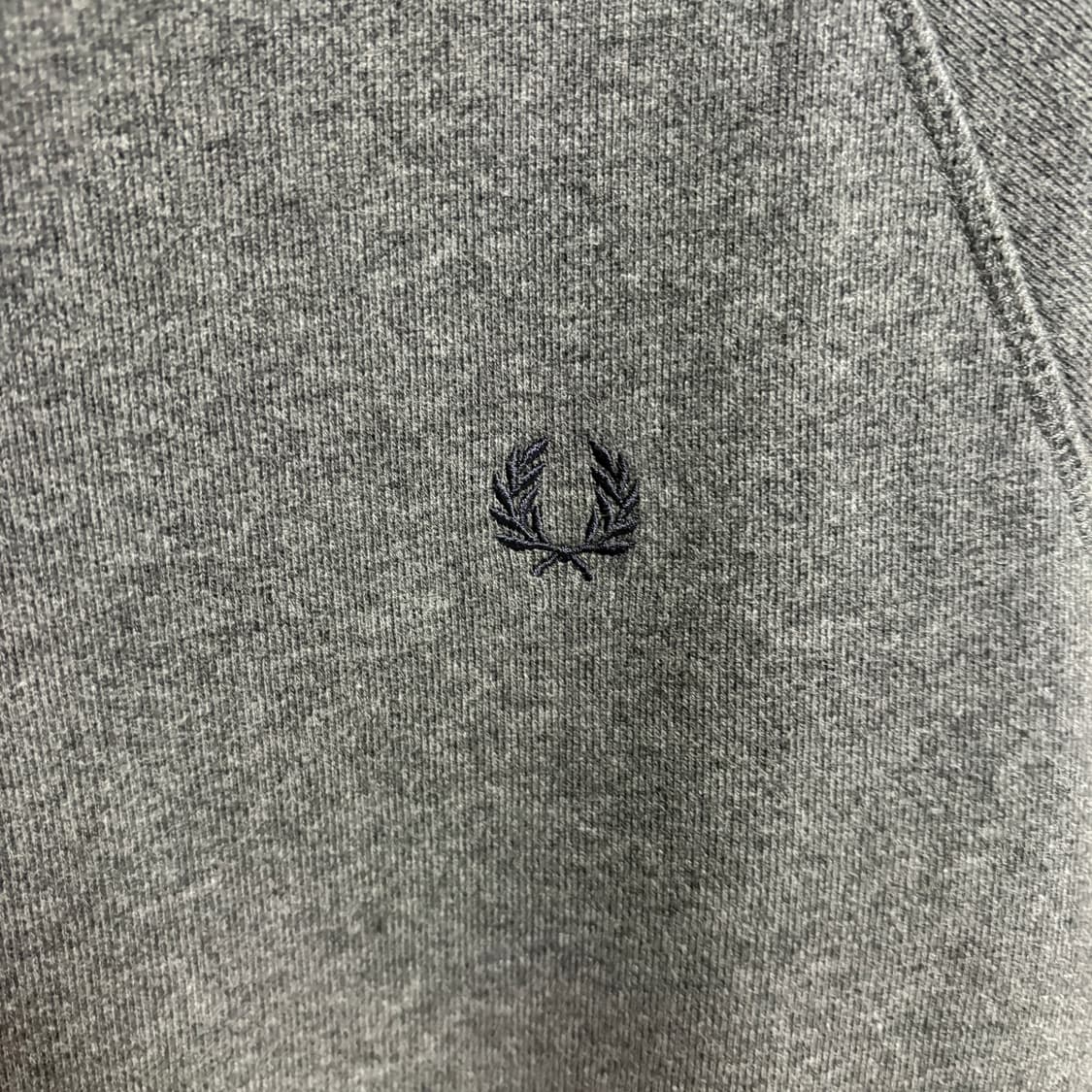 프레드페리 로고 자수 맨투맨 스웻셔츠 / 차콜, M 상품이미지5