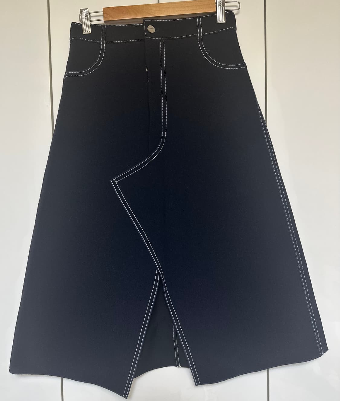 한섬 디온 리 블랙 언발란스 스티치 스커트 상품이미지4