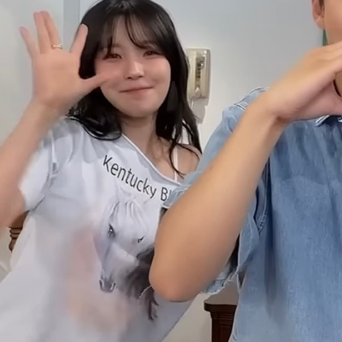 윈터, 백지헌 착용) 스컬프터 쉐리프 컷아웃 티 미스티블루 상품이미지4