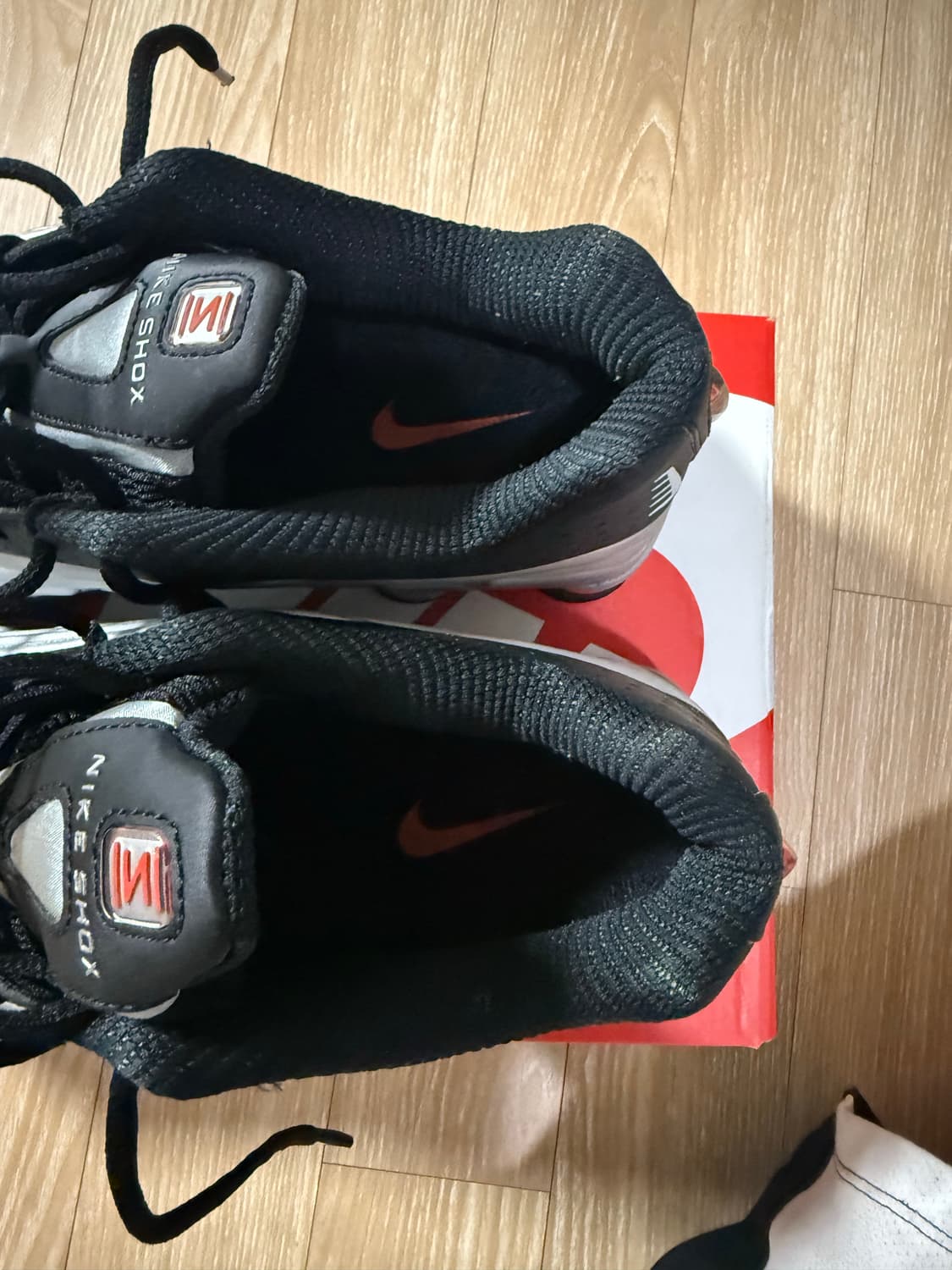 나이키 샥스 R4 메탈릭실버/레드 280 상품이미지2