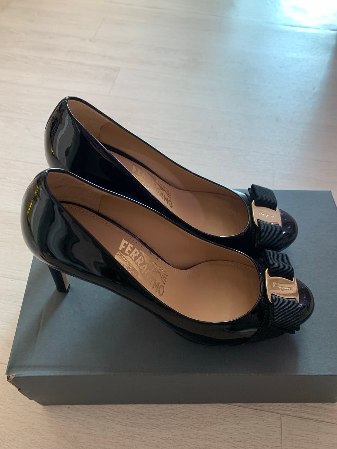 [240-245] 페라가모 까를라 7cm 유광 금장바라  리본구두 상품이미지3