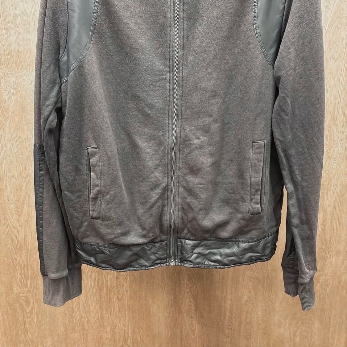 캘빈클라인 진스 하이넥 집업 자켓 배색 소매 로고 탭 디테일 차콜 그레이 상품이미지5