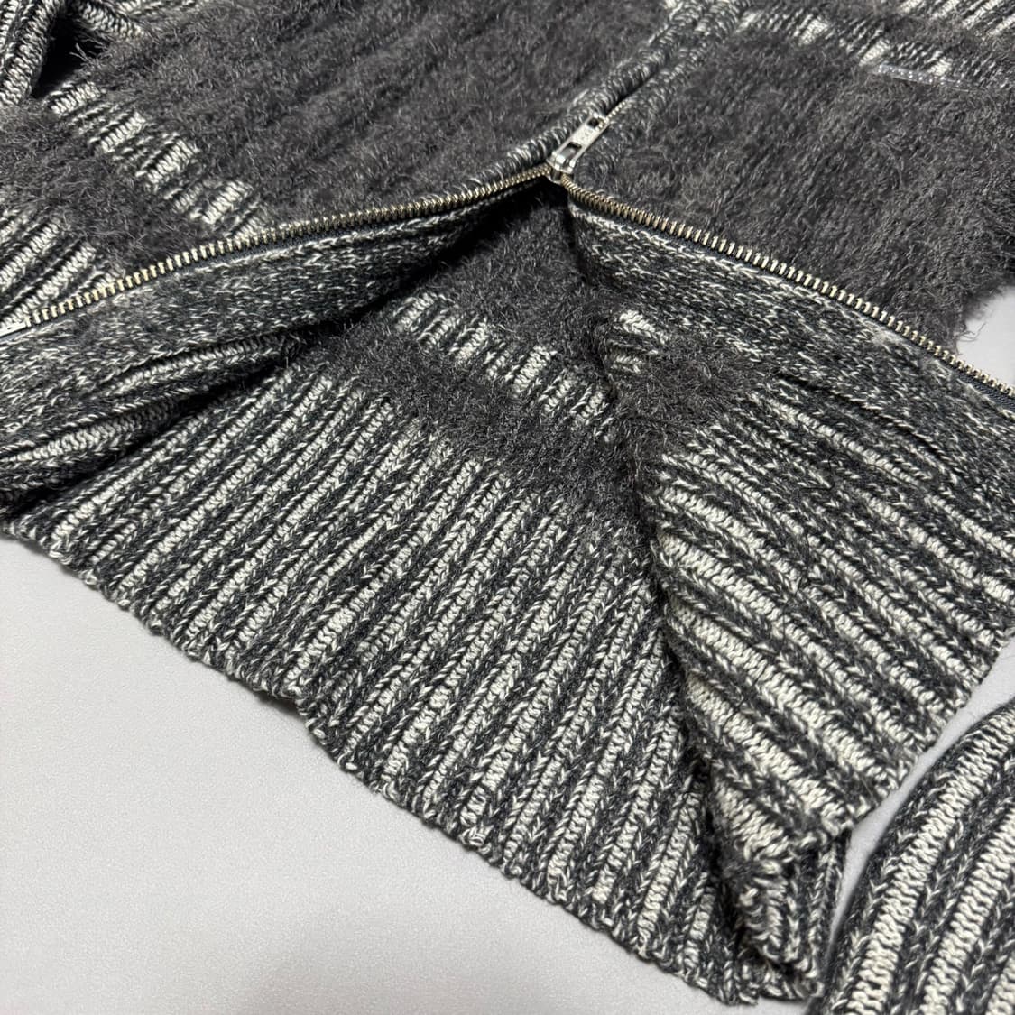 SLY JAPAN 차콜컬러 플레이트 로고 아크릴 립드 샤기 니트 집업 상품이미지6