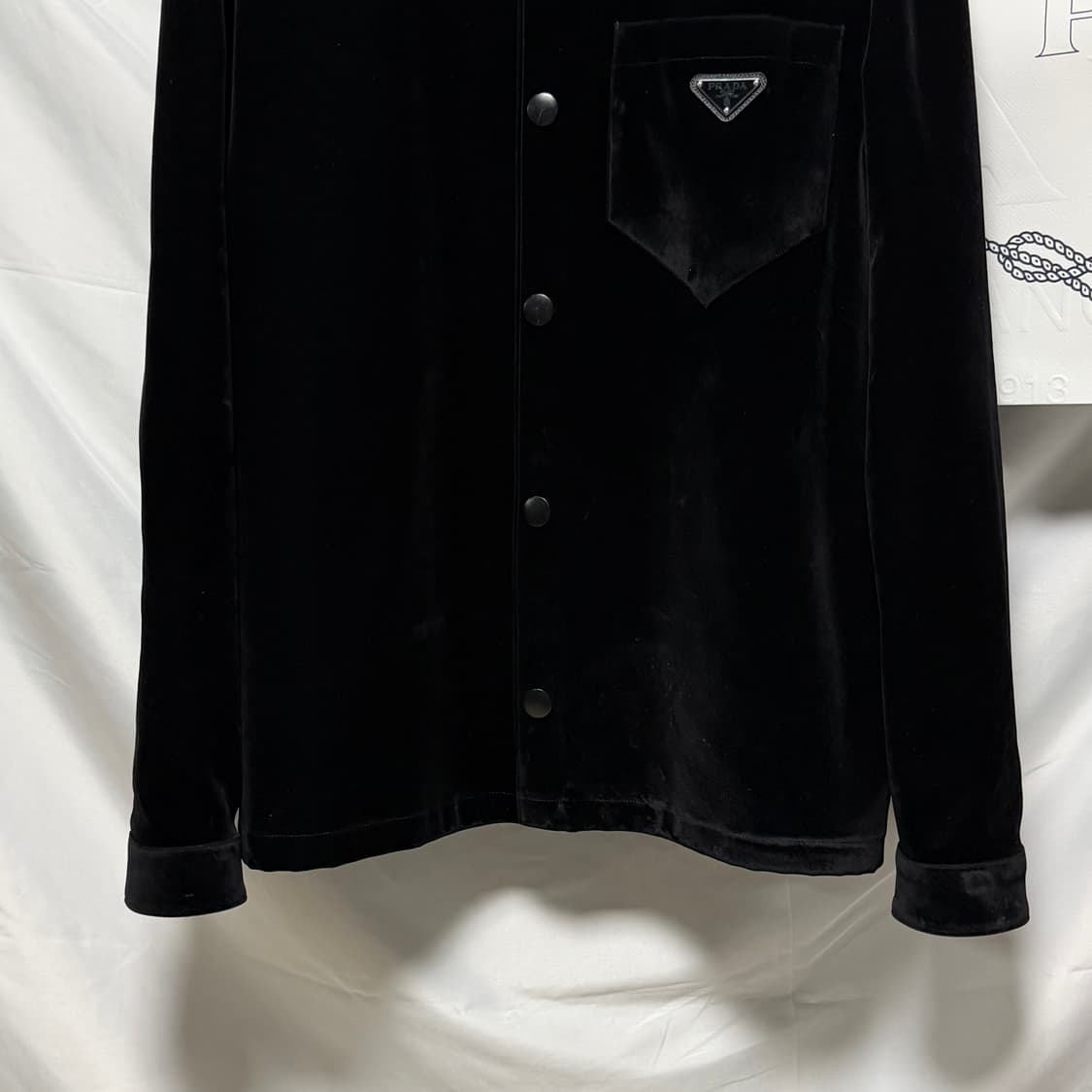 [S+급/오버핏M] 프라다 삼각로고 벨벳 셔츠 자켓 블랙 상품이미지3