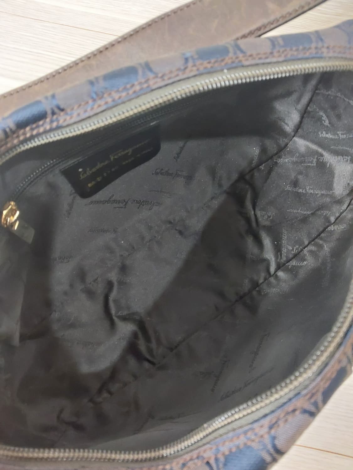 [정품] 페라가모 간치니 프린트 캔버스 숄더백 상품이미지8