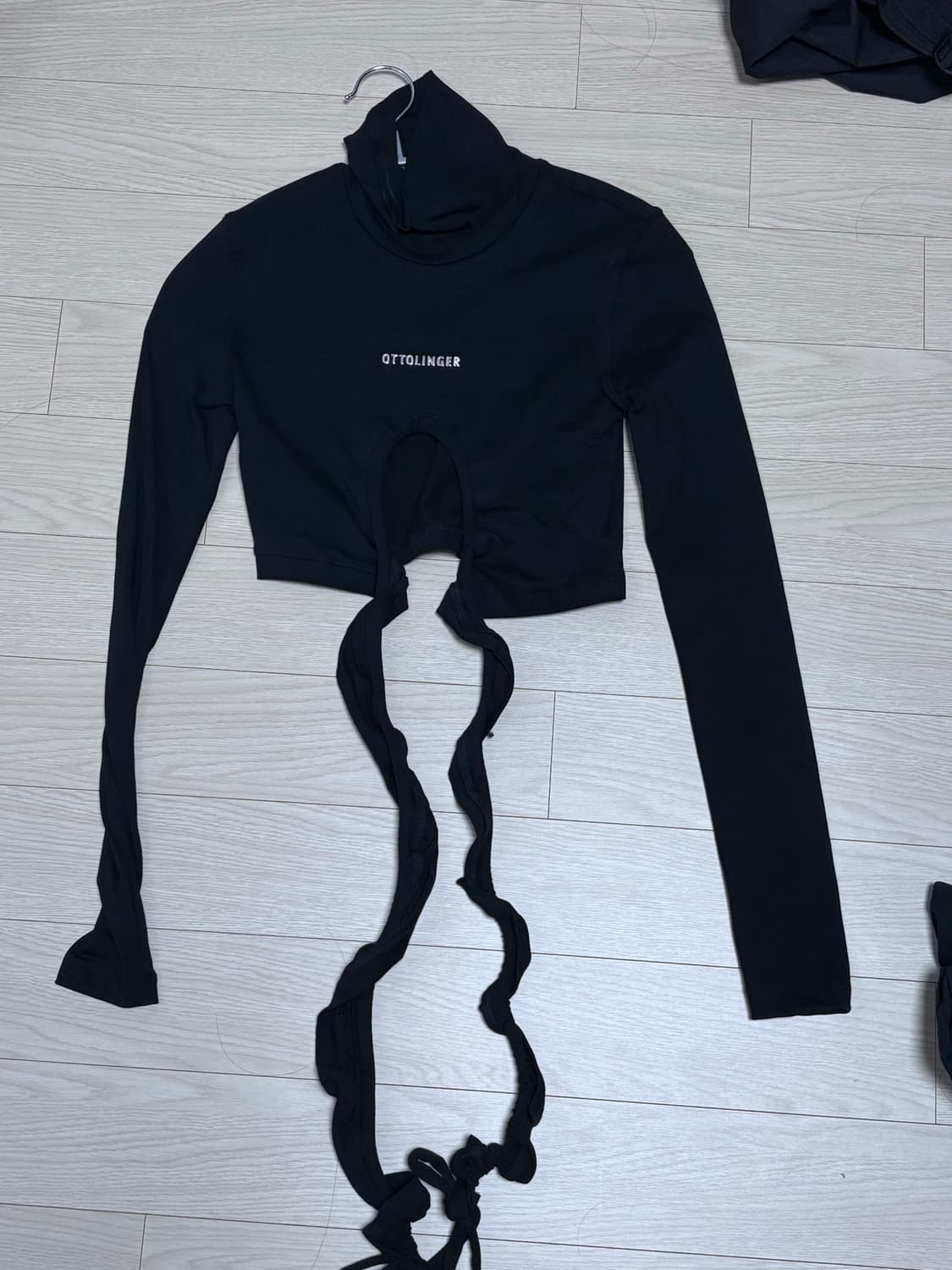 오토링거 컷아웃 터틀넥 롱슬리브 탑 s 상품이미지1