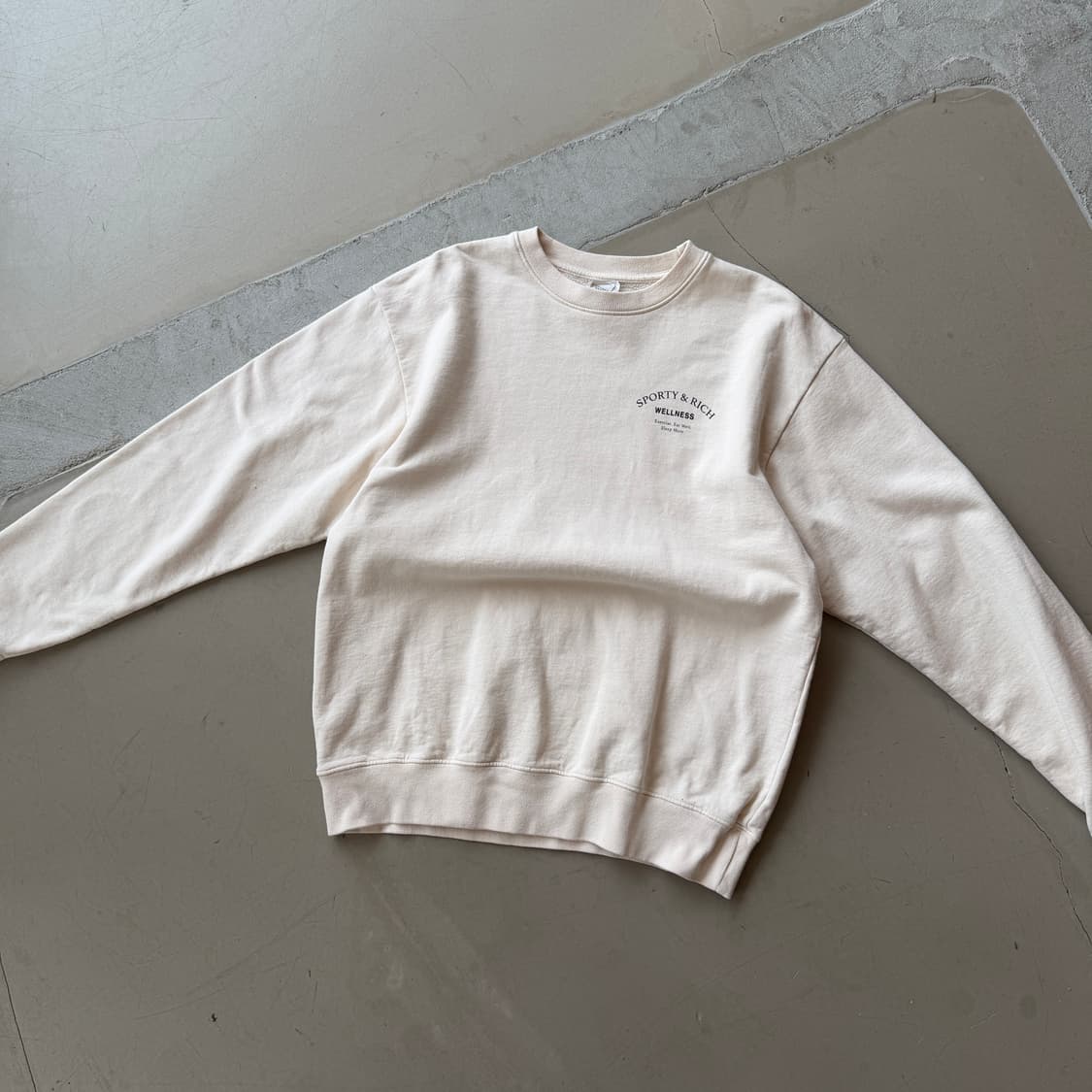스포티 앤 리치 웰니스 스튜디오 스웻셔츠 상품이미지1