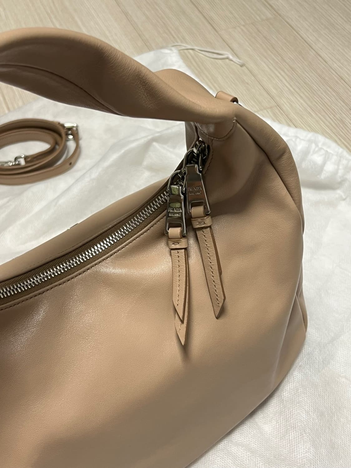 프라다 메탈 로고 카프스킨 레더 투웨이백 상품이미지6