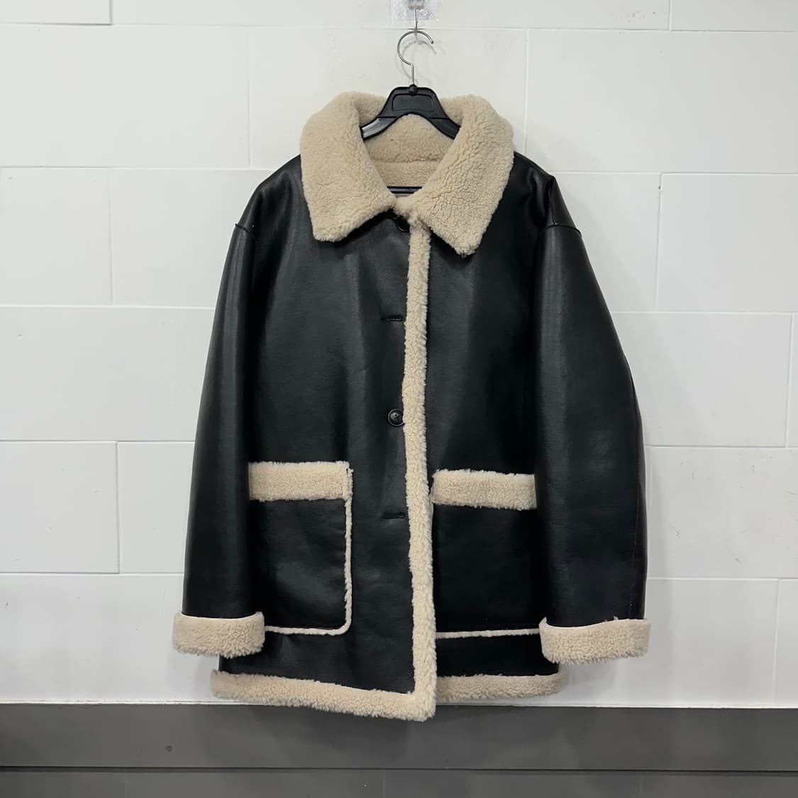 무신사스탠다드 우먼즈 리버시블 비건 레더 시어링 하프 코트 상품이미지1