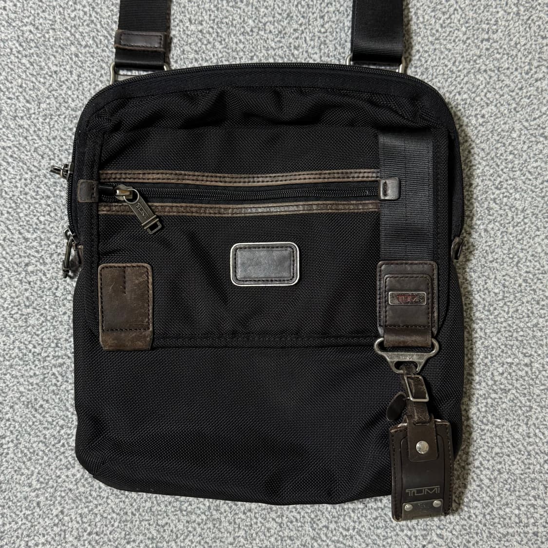 TUMI 투미 알파브라보 크로스백 상품이미지1