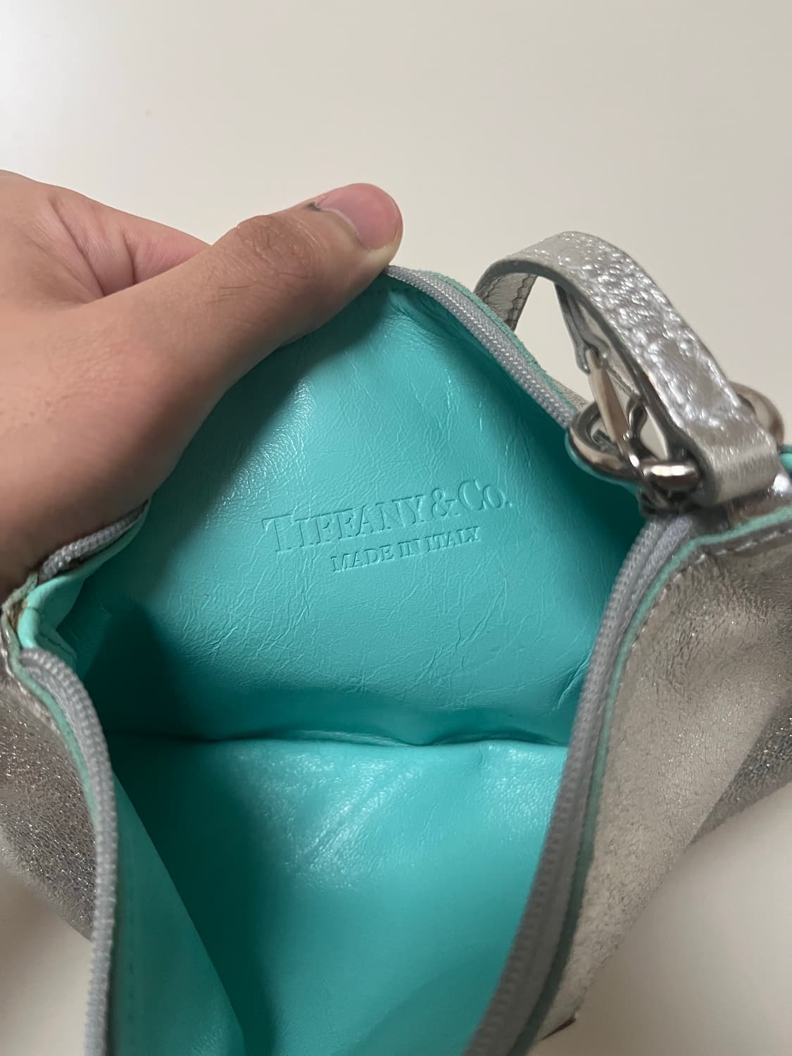 Tiffany & Co 메탈릭 실버 파우치 백 상품이미지6