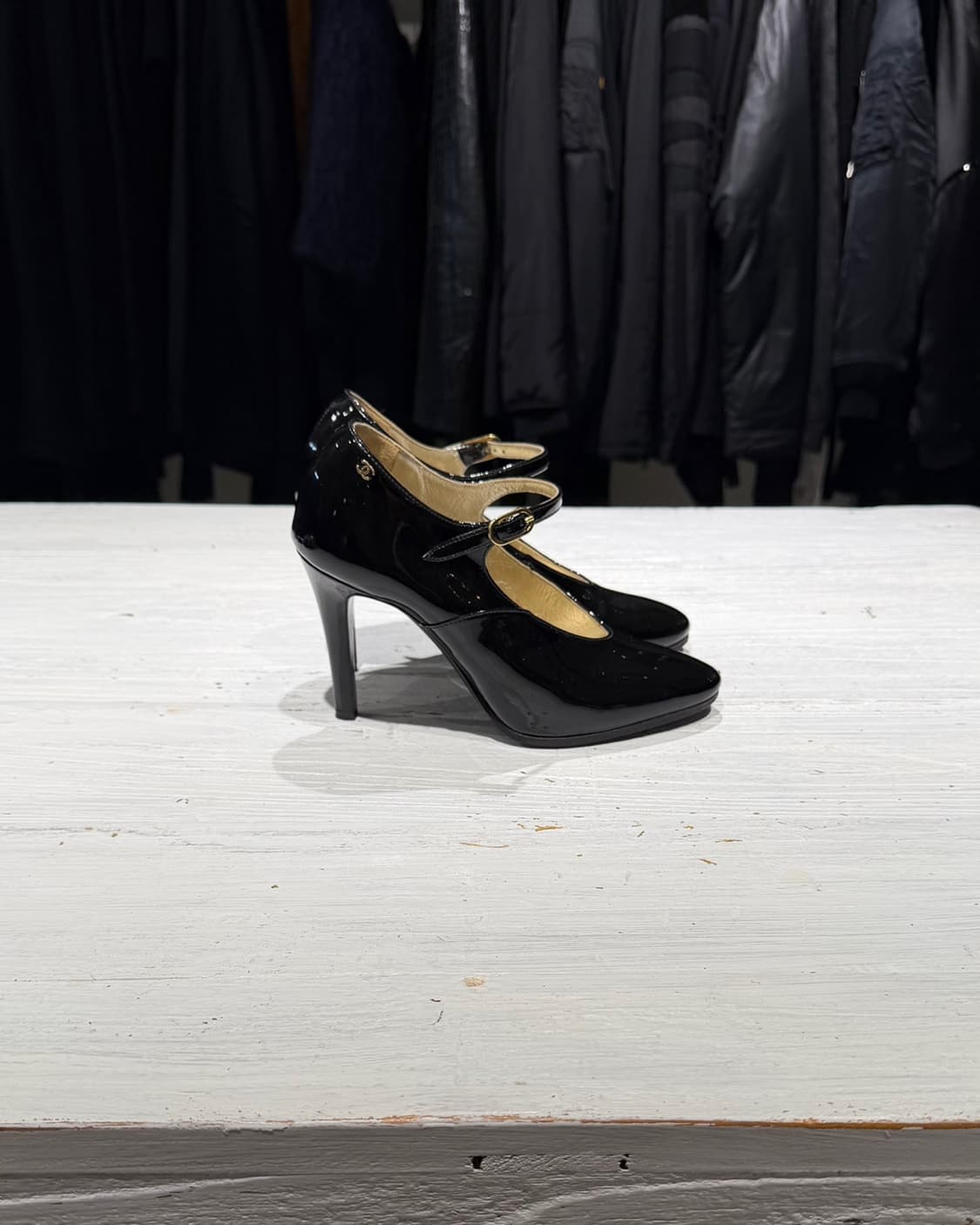 샤넬 블랙 레더 페이던트 금장 cc 로고 메리제인 펌프스 상품이미지3