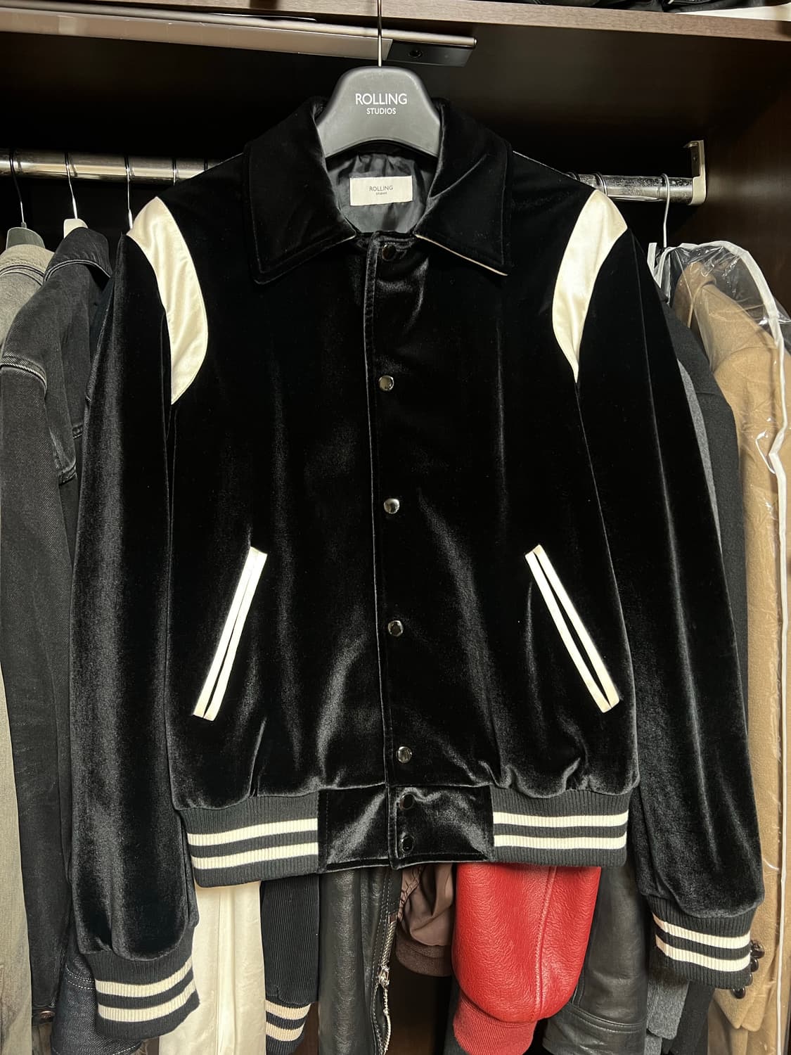 [L] 롤링스튜디오 벨벳 바시티 테디 자켓 블랙 상품이미지1