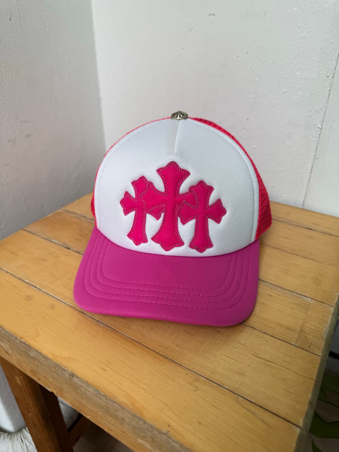 OS / 크롬하츠 핑크 크로스 패치 메쉬캡 상품이미지1