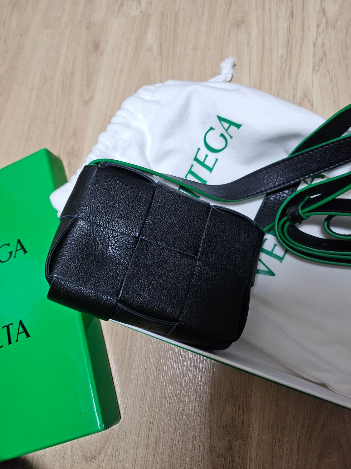 보테가 베네타 미니 레더 캔디 카세트백 블랙 패러킷 상품이미지2